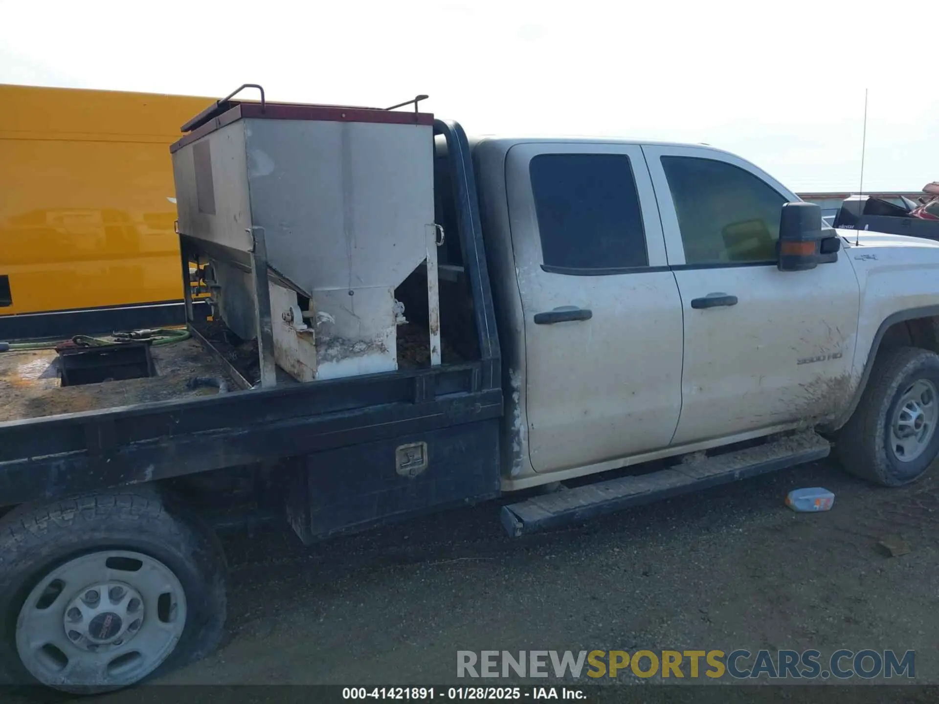 6 Photograph of a damaged car 2GT22NEG8K1134087 GMC SIERRA 2500HD 2019