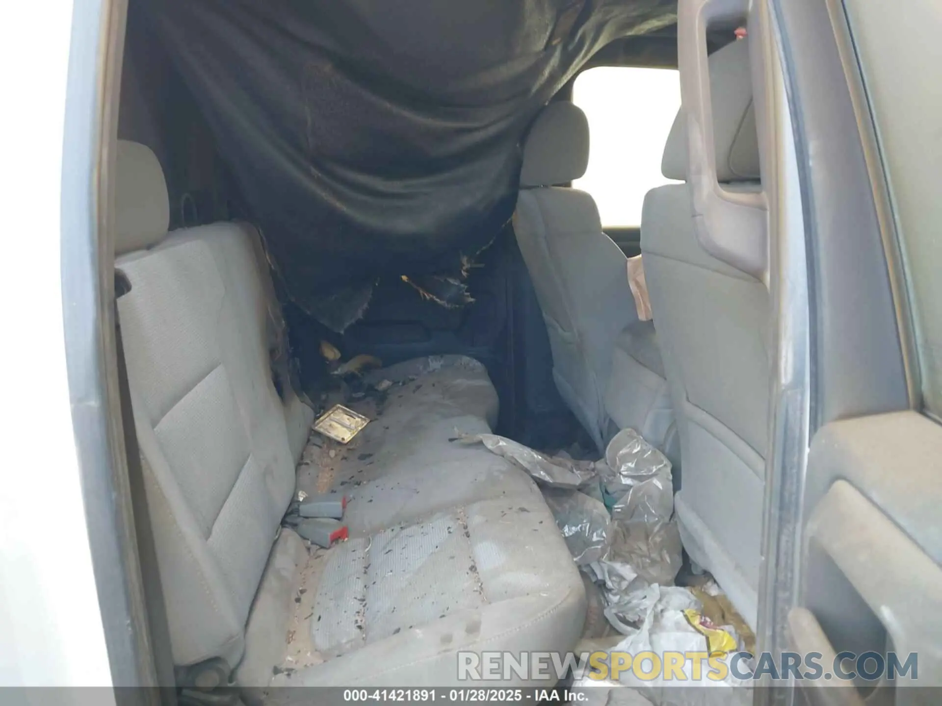 8 Photograph of a damaged car 2GT22NEG8K1134087 GMC SIERRA 2500HD 2019