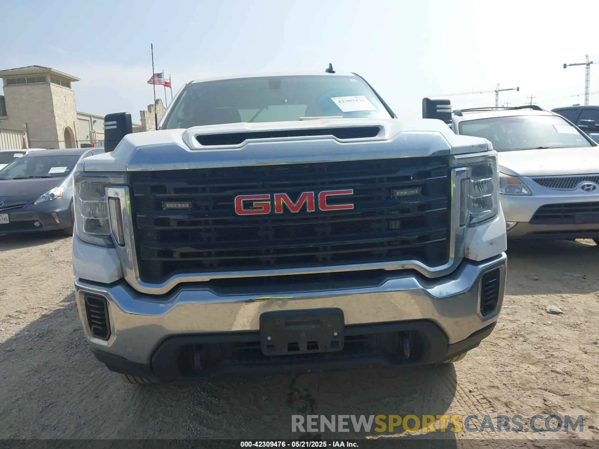 12 Photograph of a damaged car 1GD58LE71LF315392 GMC SIERRA 2500HD 2020