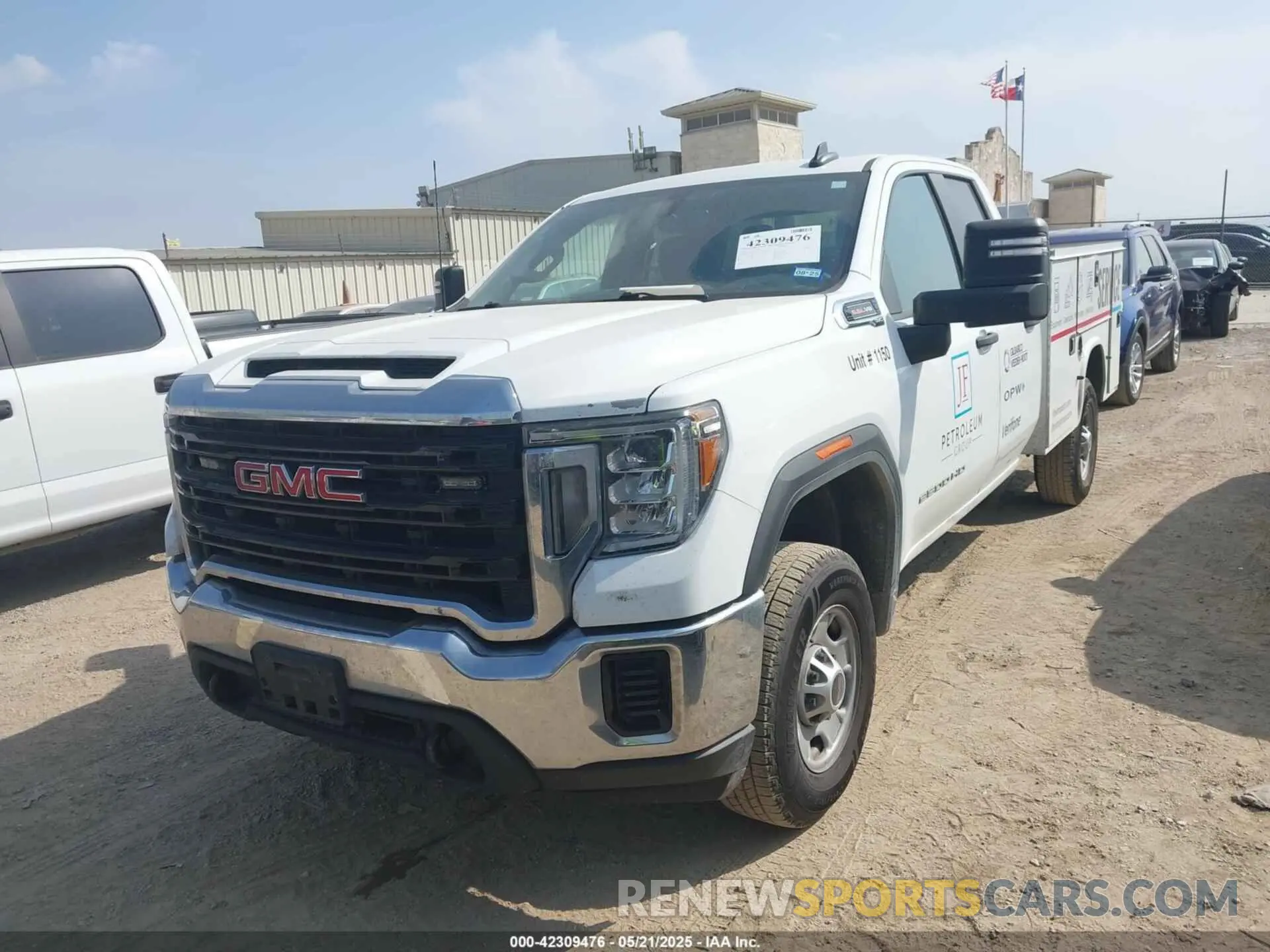 2 Photograph of a damaged car 1GD58LE71LF315392 GMC SIERRA 2500HD 2020