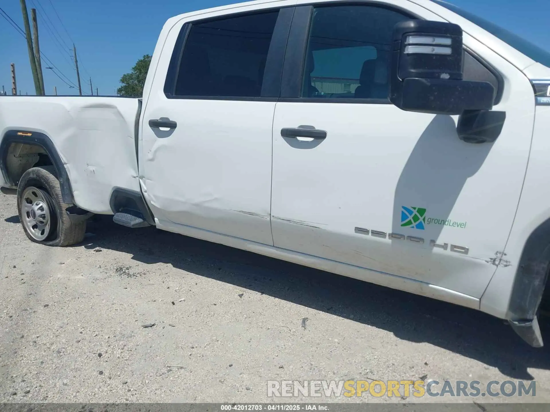 18 Photograph of a damaged car 1GT49LE74LF289111 GMC SIERRA 2500HD 2020