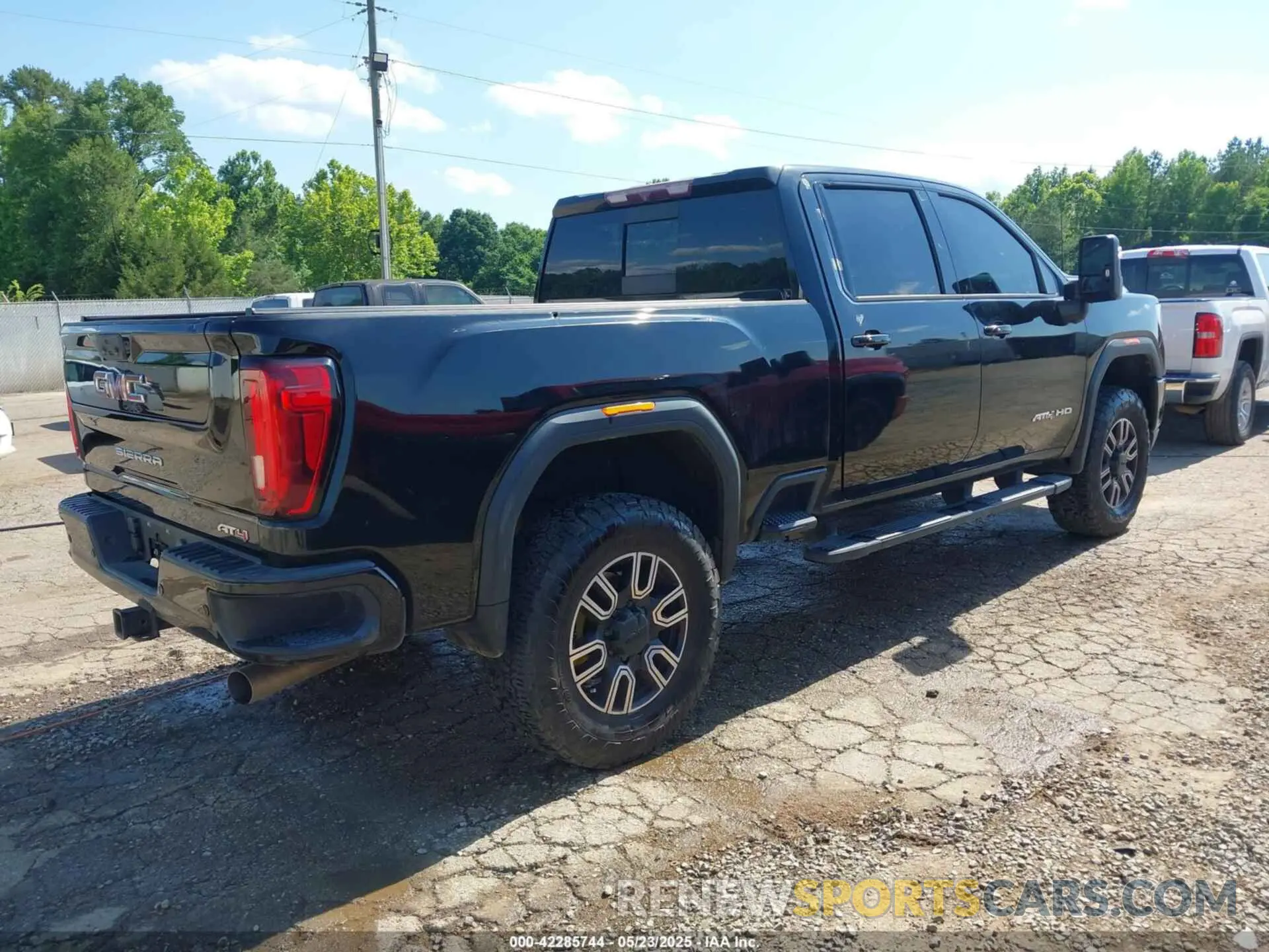 4 Photograph of a damaged car 1GT49PE76LF102717 GMC SIERRA 2500HD 2020