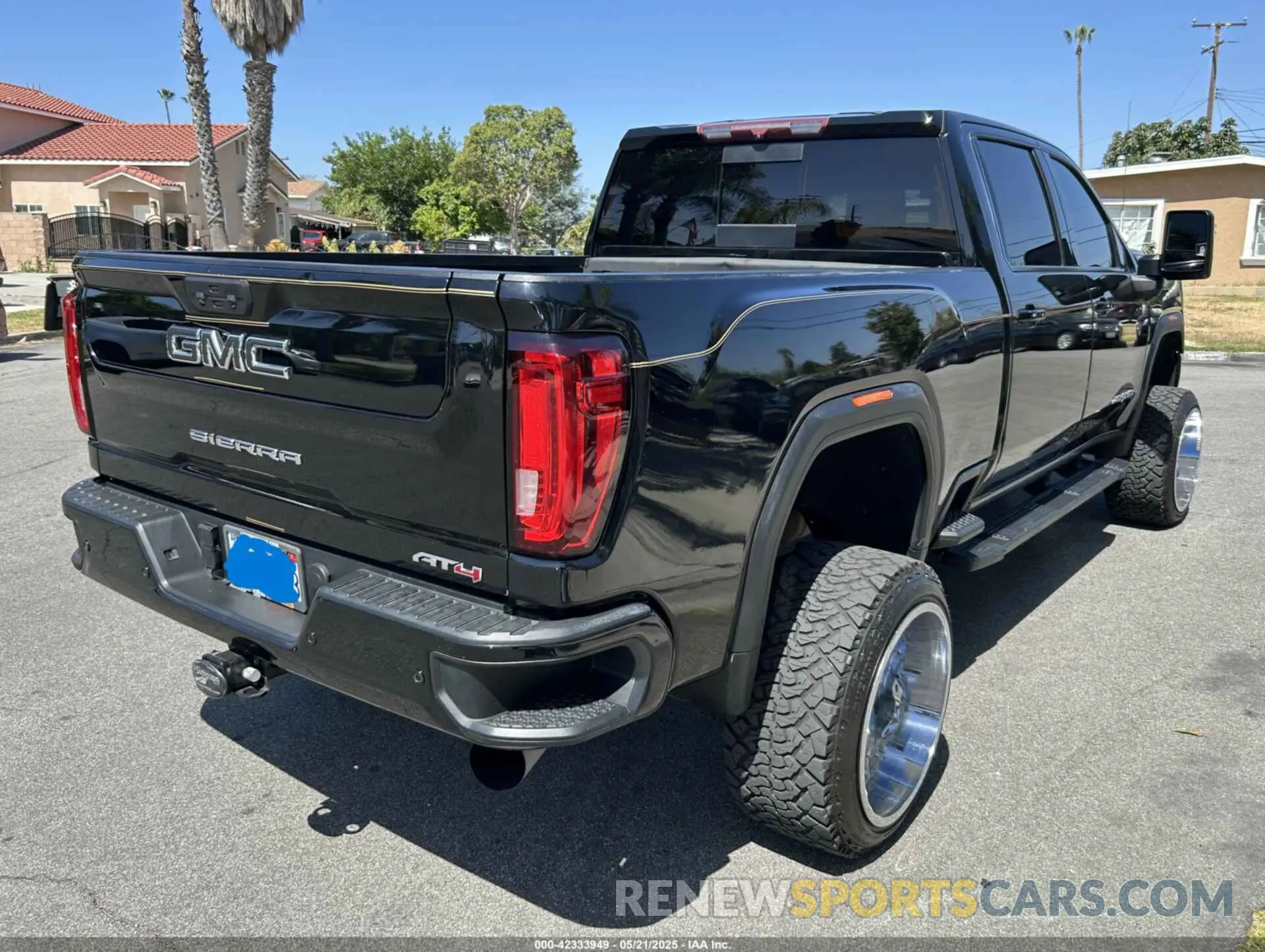 4 Photograph of a damaged car 1GT49PEY4LF160222 GMC SIERRA 2500HD 2020