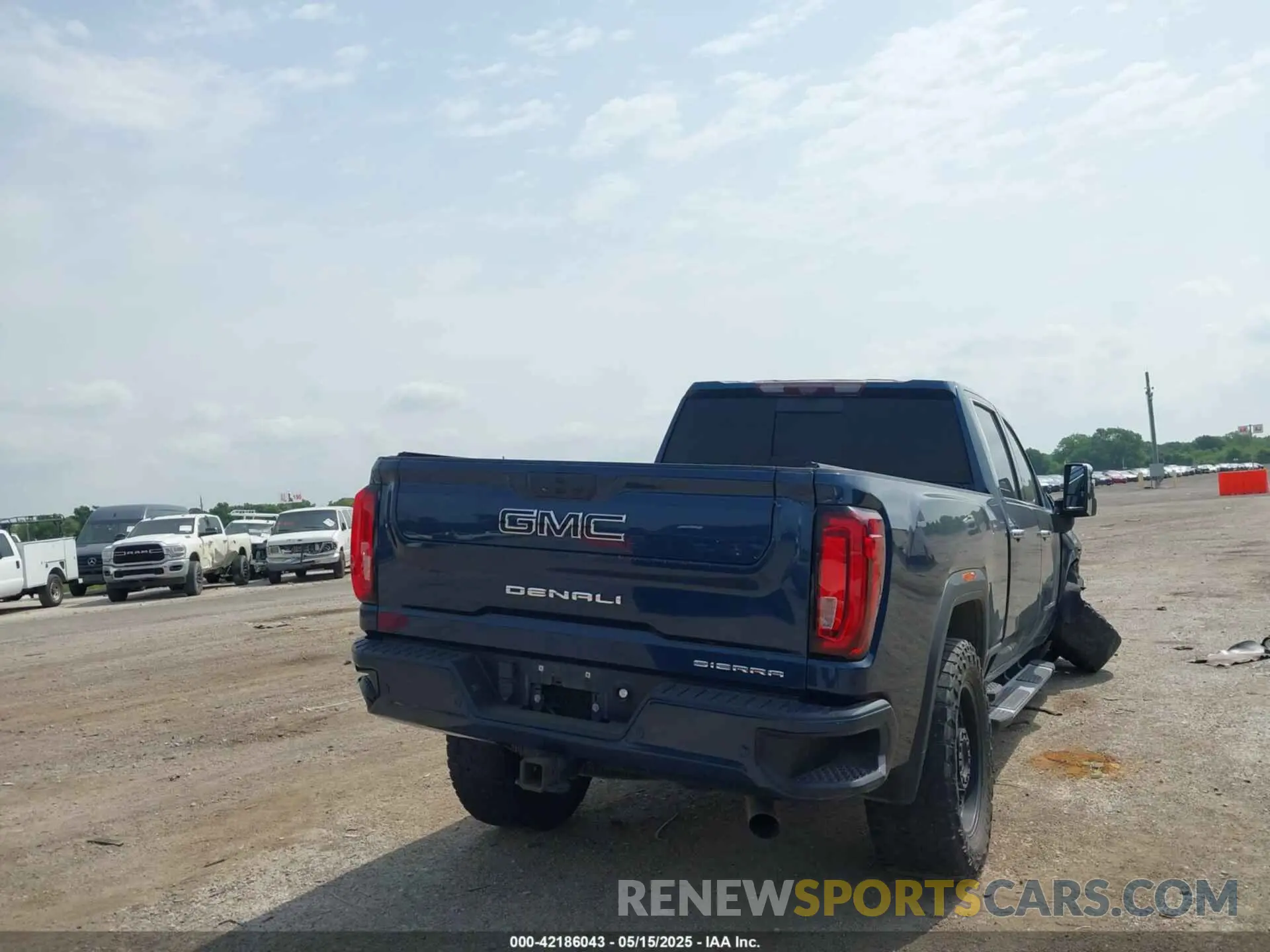 4 Photograph of a damaged car 1GT49RE7XLF322129 GMC SIERRA 2500HD 2020