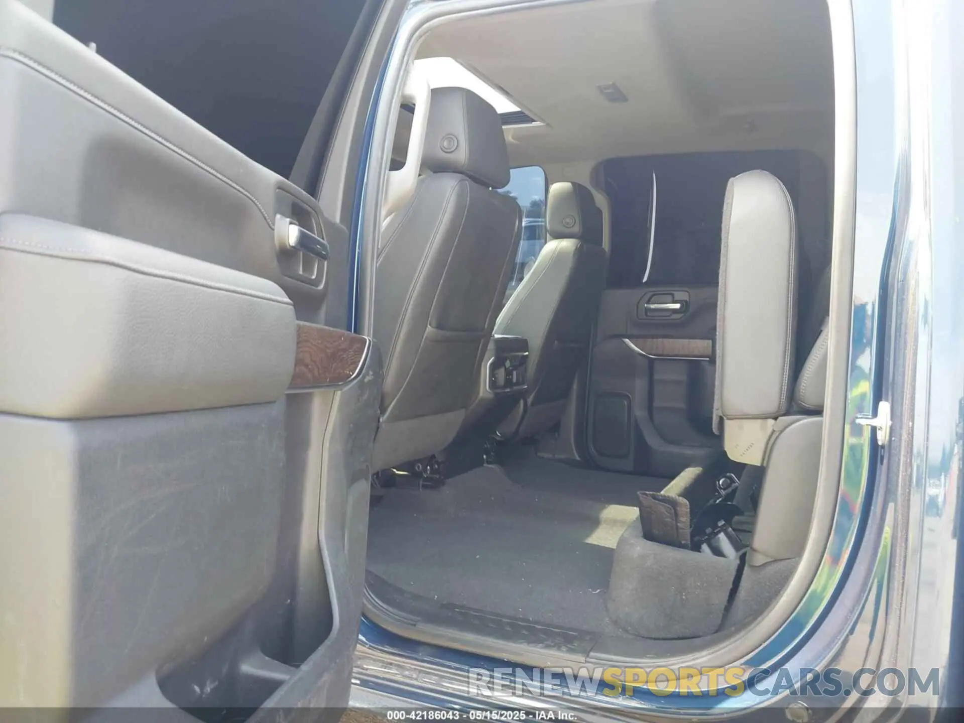 6 Photograph of a damaged car 1GT49RE7XLF322129 GMC SIERRA 2500HD 2020