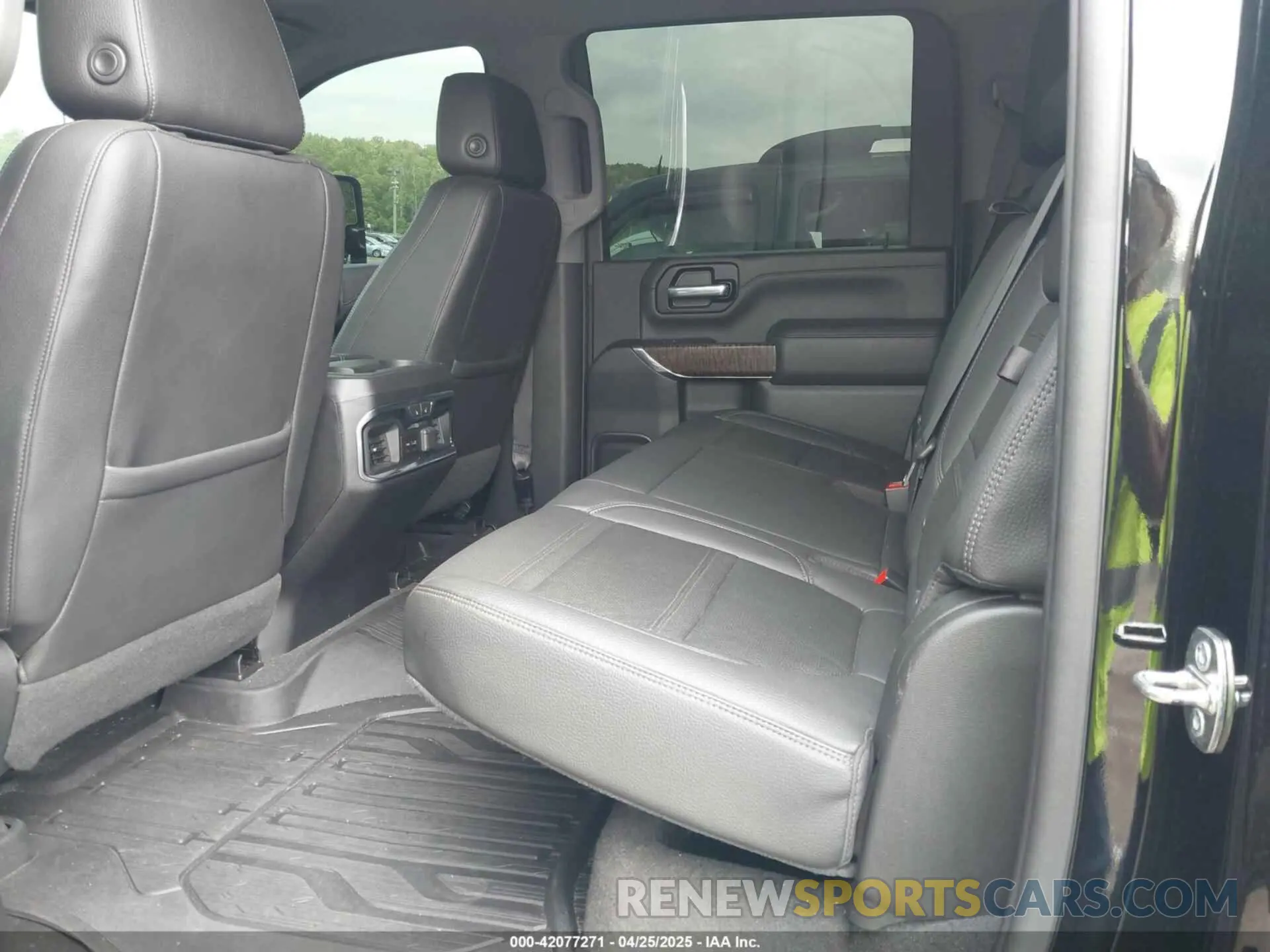 7 Photograph of a damaged car 1GT49REY8LF106269 GMC SIERRA 2500HD 2020