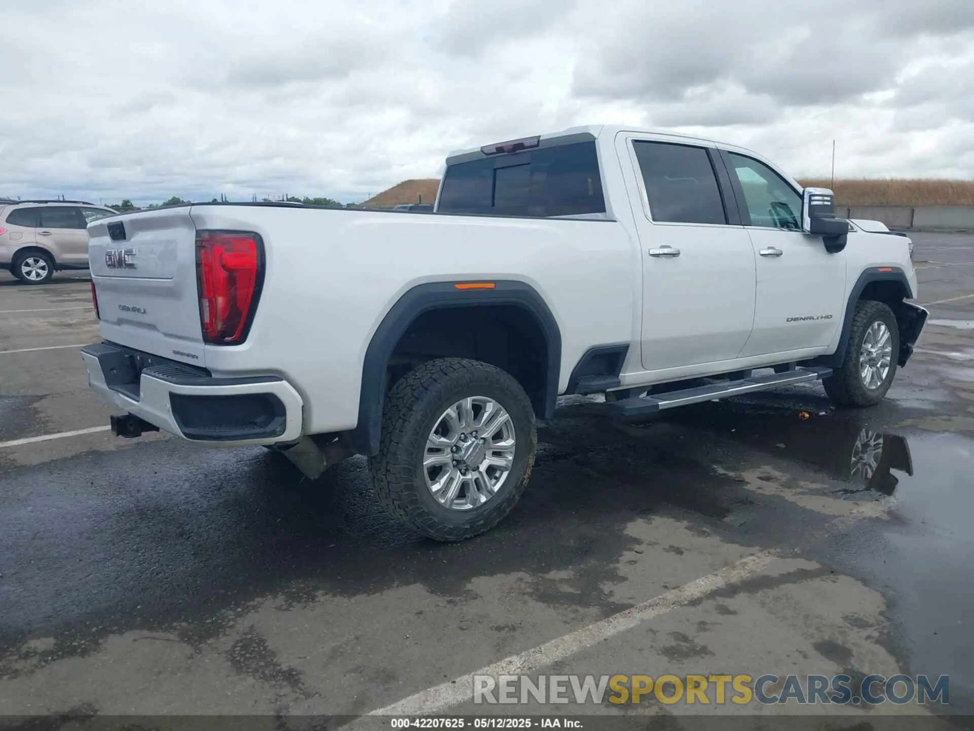 4 Photograph of a damaged car 1GT49REY8LF157240 GMC SIERRA 2500HD 2020