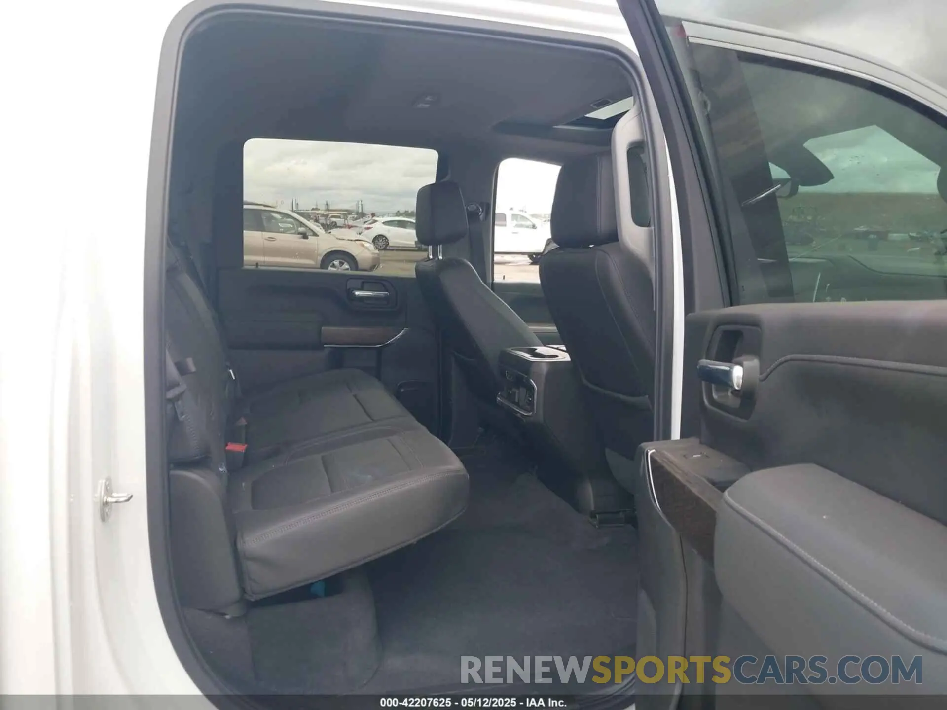 6 Photograph of a damaged car 1GT49REY8LF157240 GMC SIERRA 2500HD 2020