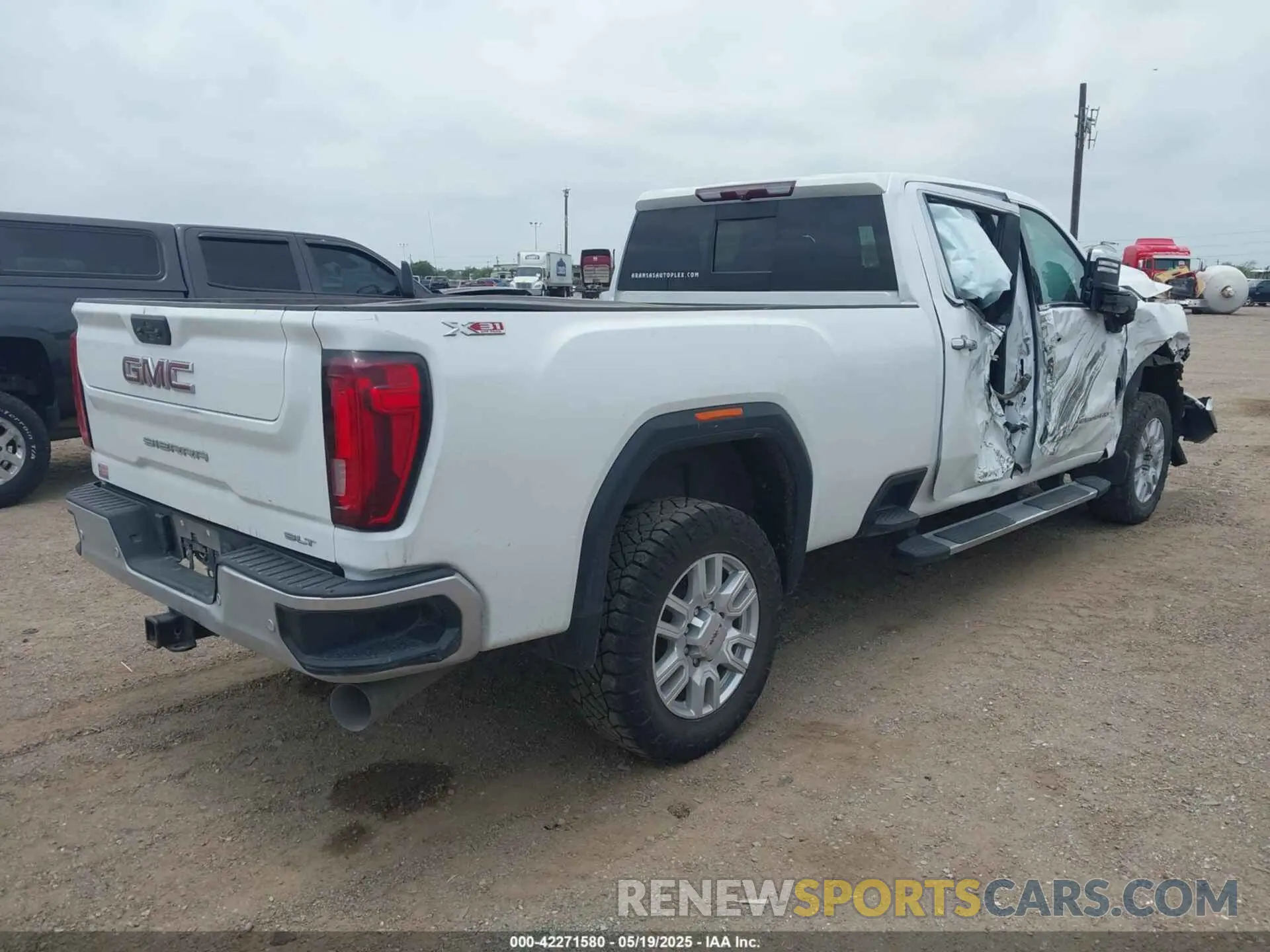 4 Photograph of a damaged car 1GT49NEY2MF116094 GMC SIERRA 2500HD 2021