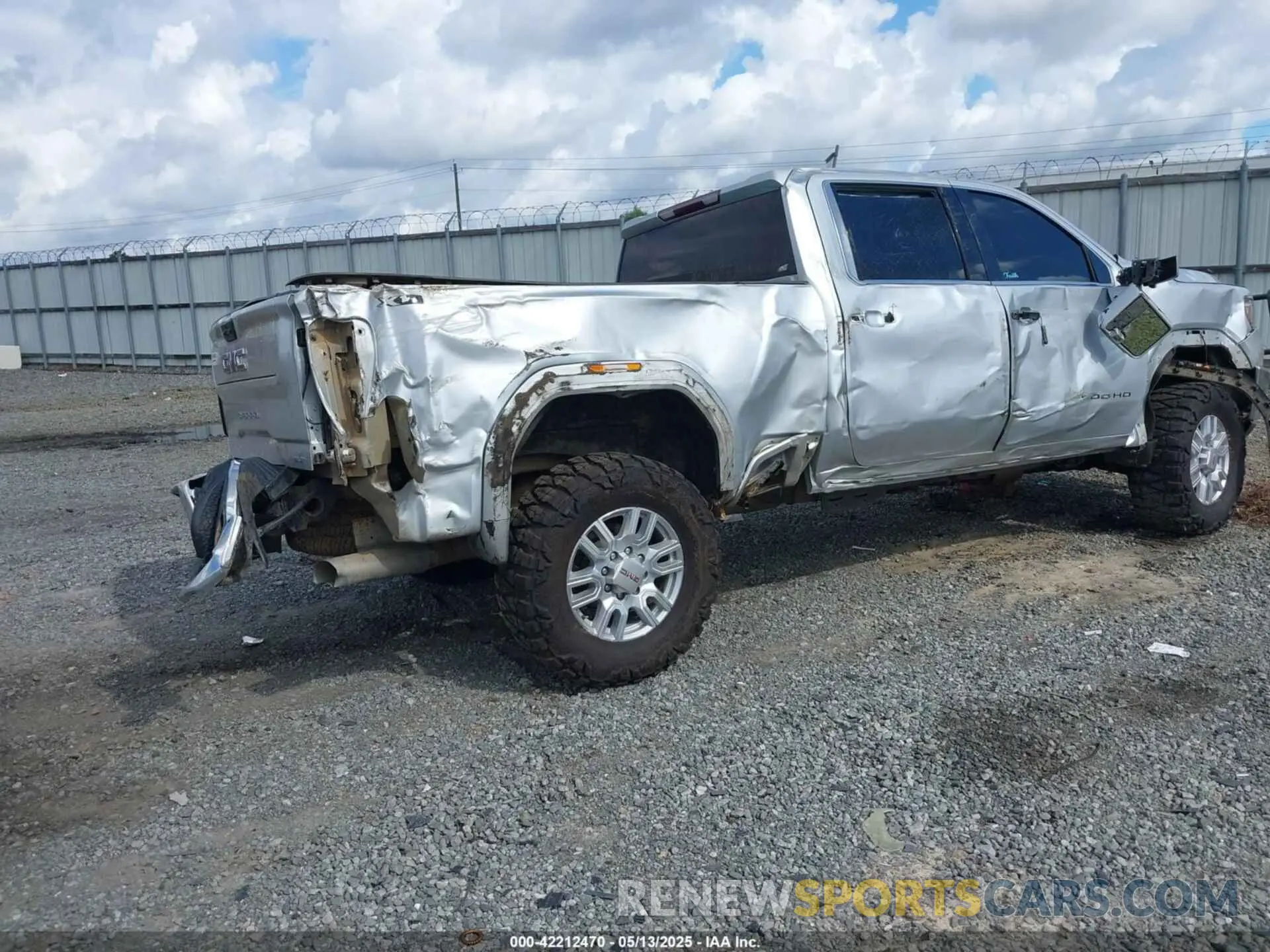 4 Photograph of a damaged car 1GT49NEYXMF281990 GMC SIERRA 2500HD 2021