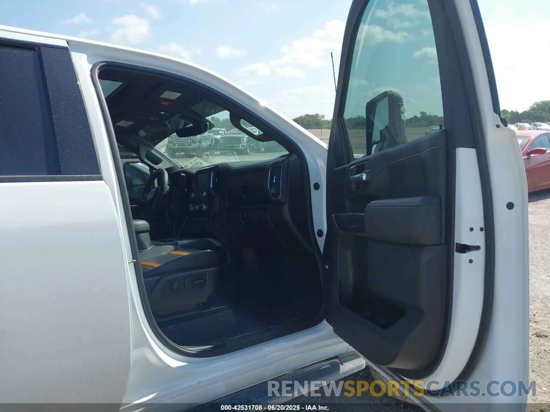 5 Photograph of a damaged car 1GT49PEY9MF113883 GMC SIERRA 2500HD 2021