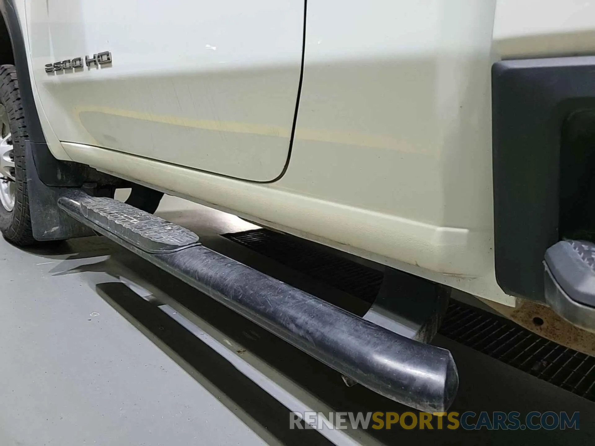 1 Photograph of a damaged car 1GT09LE72NF274995 GMC SIERRA 2500HD 2022