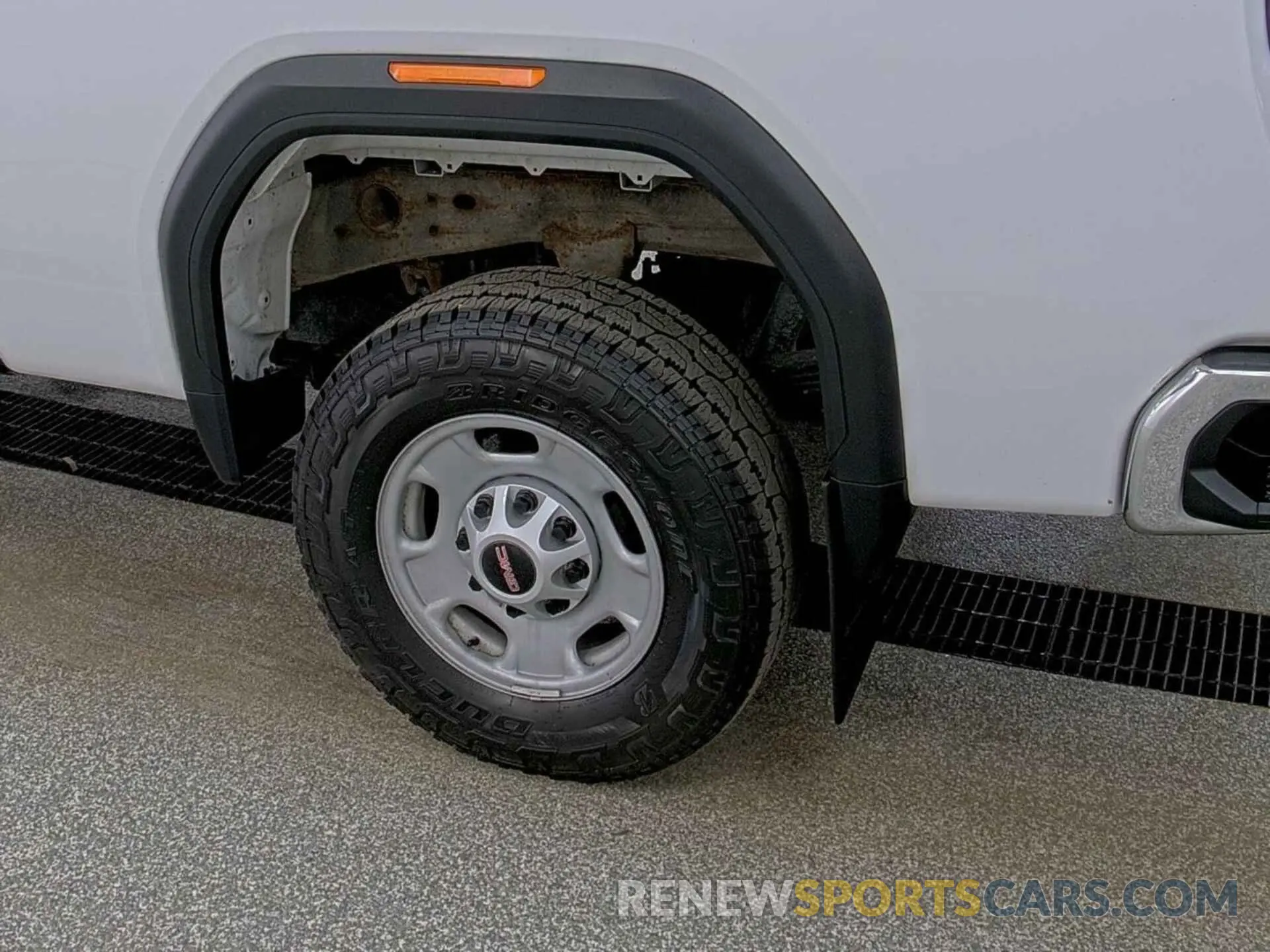 16 Photograph of a damaged car 1GT09LE72NF274995 GMC SIERRA 2500HD 2022
