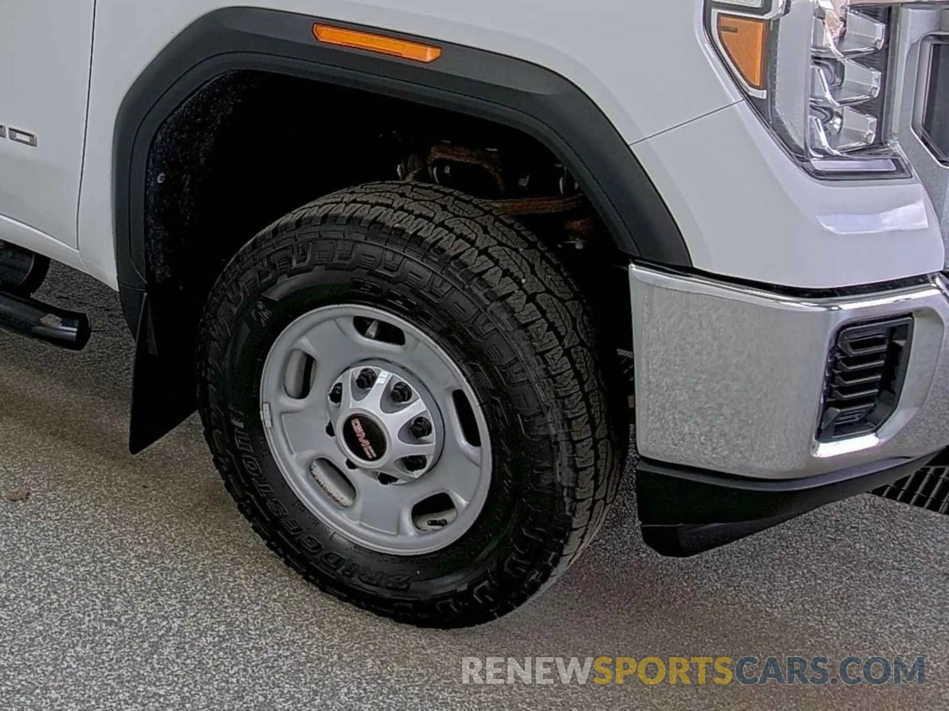 18 Photograph of a damaged car 1GT09LE72NF274995 GMC SIERRA 2500HD 2022