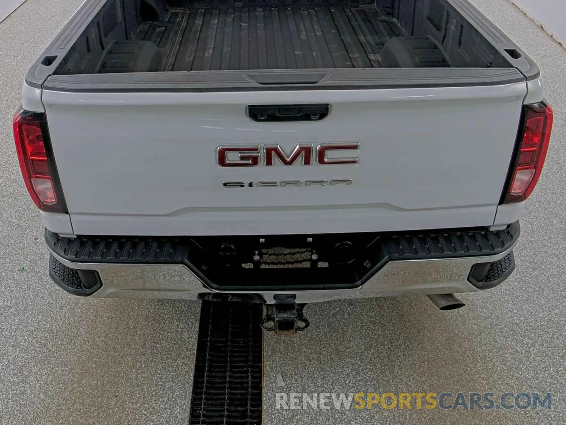 4 Photograph of a damaged car 1GT09LE72NF274995 GMC SIERRA 2500HD 2022