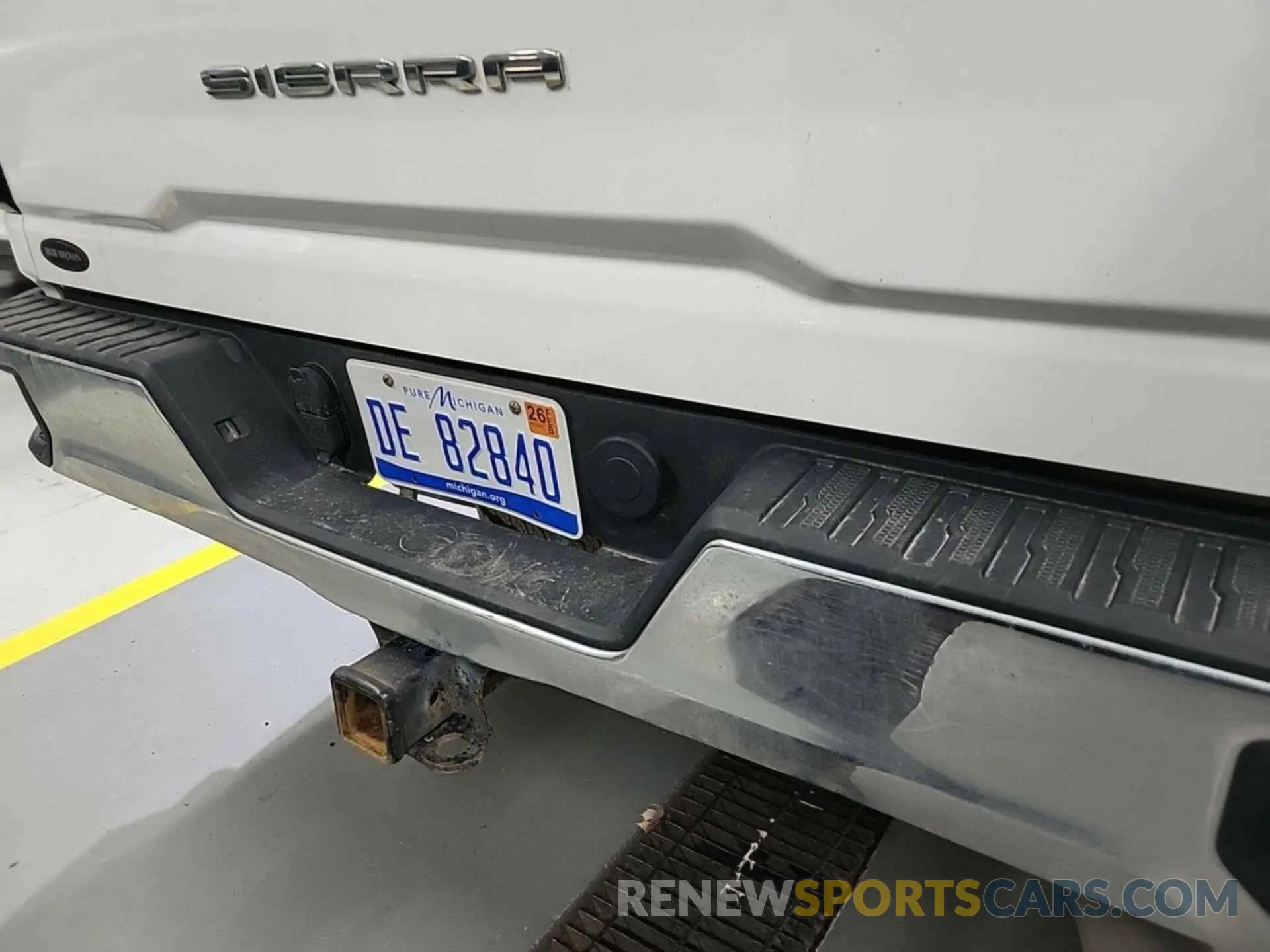 7 Photograph of a damaged car 1GT09LE72NF274995 GMC SIERRA 2500HD 2022