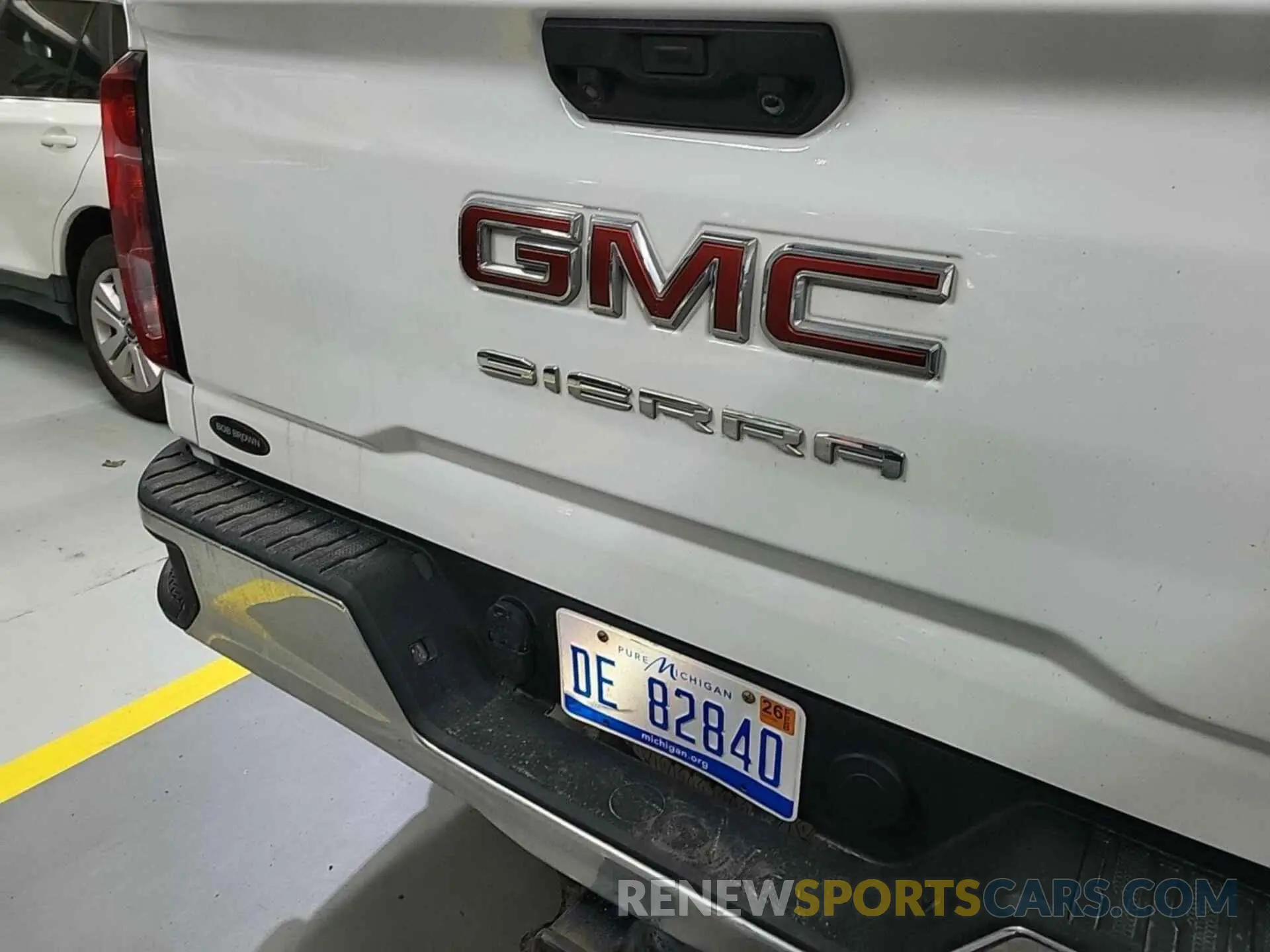 9 Photograph of a damaged car 1GT09LE72NF274995 GMC SIERRA 2500HD 2022