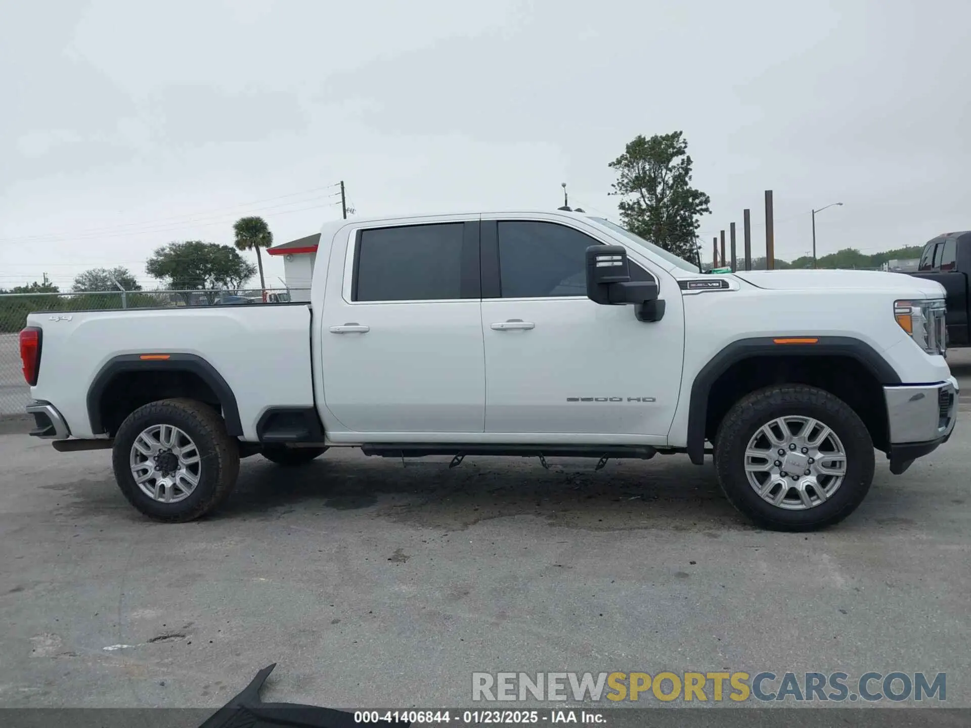 13 Photograph of a damaged car 1GT49ME77NF156609 GMC SIERRA 2500HD 2022