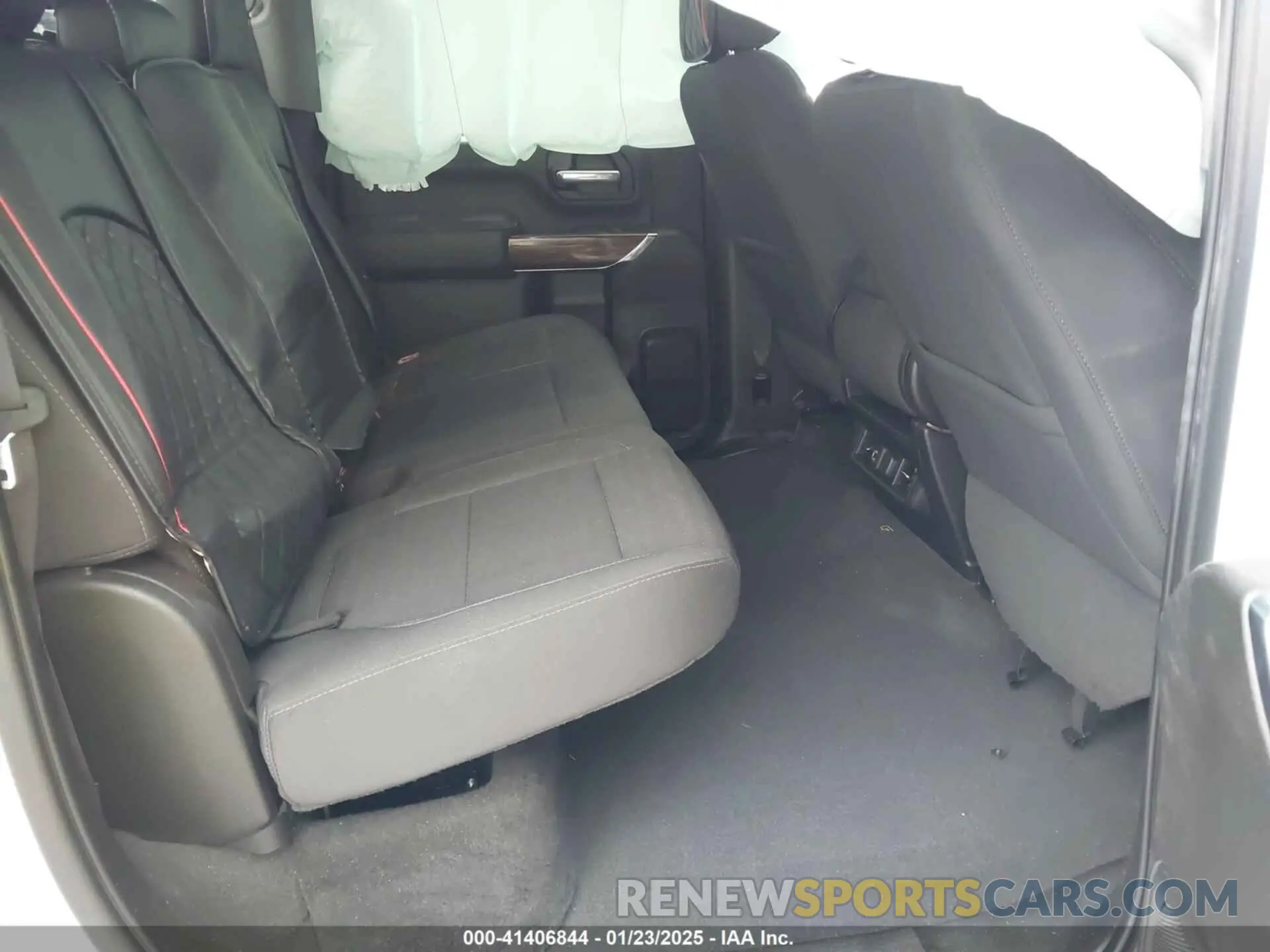 8 Photograph of a damaged car 1GT49ME77NF156609 GMC SIERRA 2500HD 2022