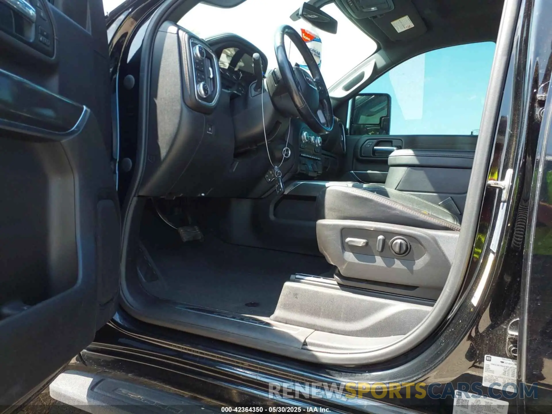 7 Photograph of a damaged car 1GT49PEY1NF114494 GMC SIERRA 2500HD 2022