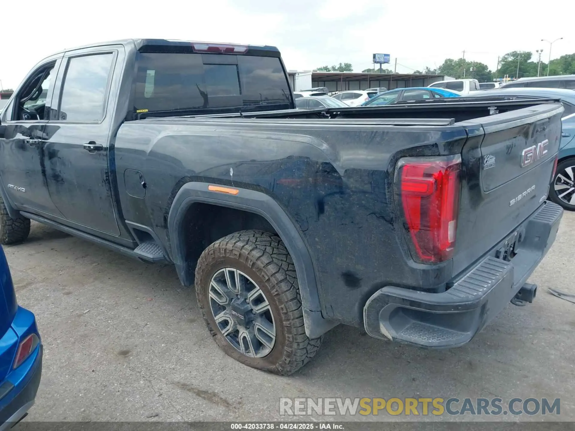 3 Photograph of a damaged car 1GT49PEY1NF195559 GMC SIERRA 2500HD 2022