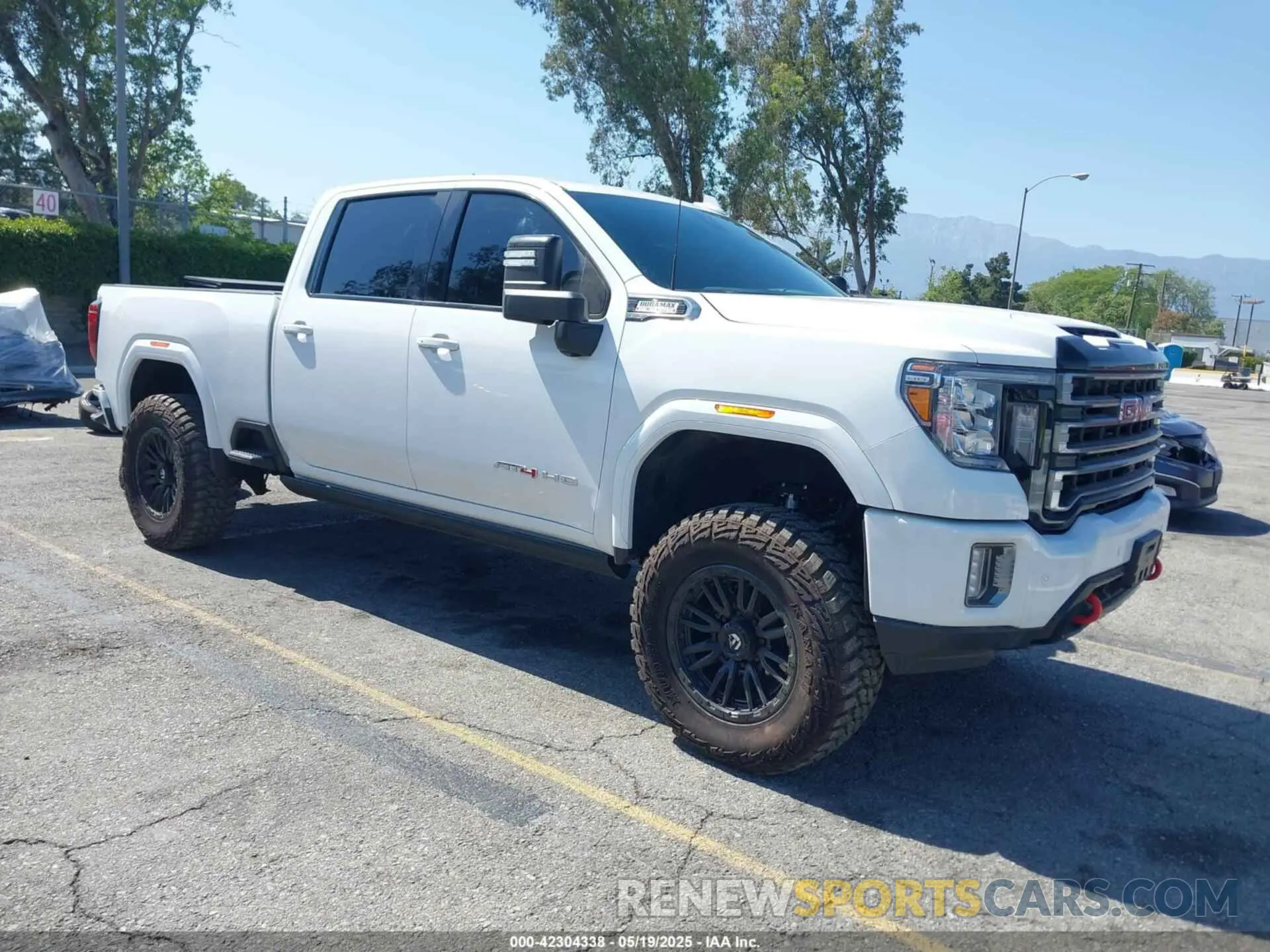 1 Photograph of a damaged car 1GT49PEY4NF305200 GMC SIERRA 2500HD 2022