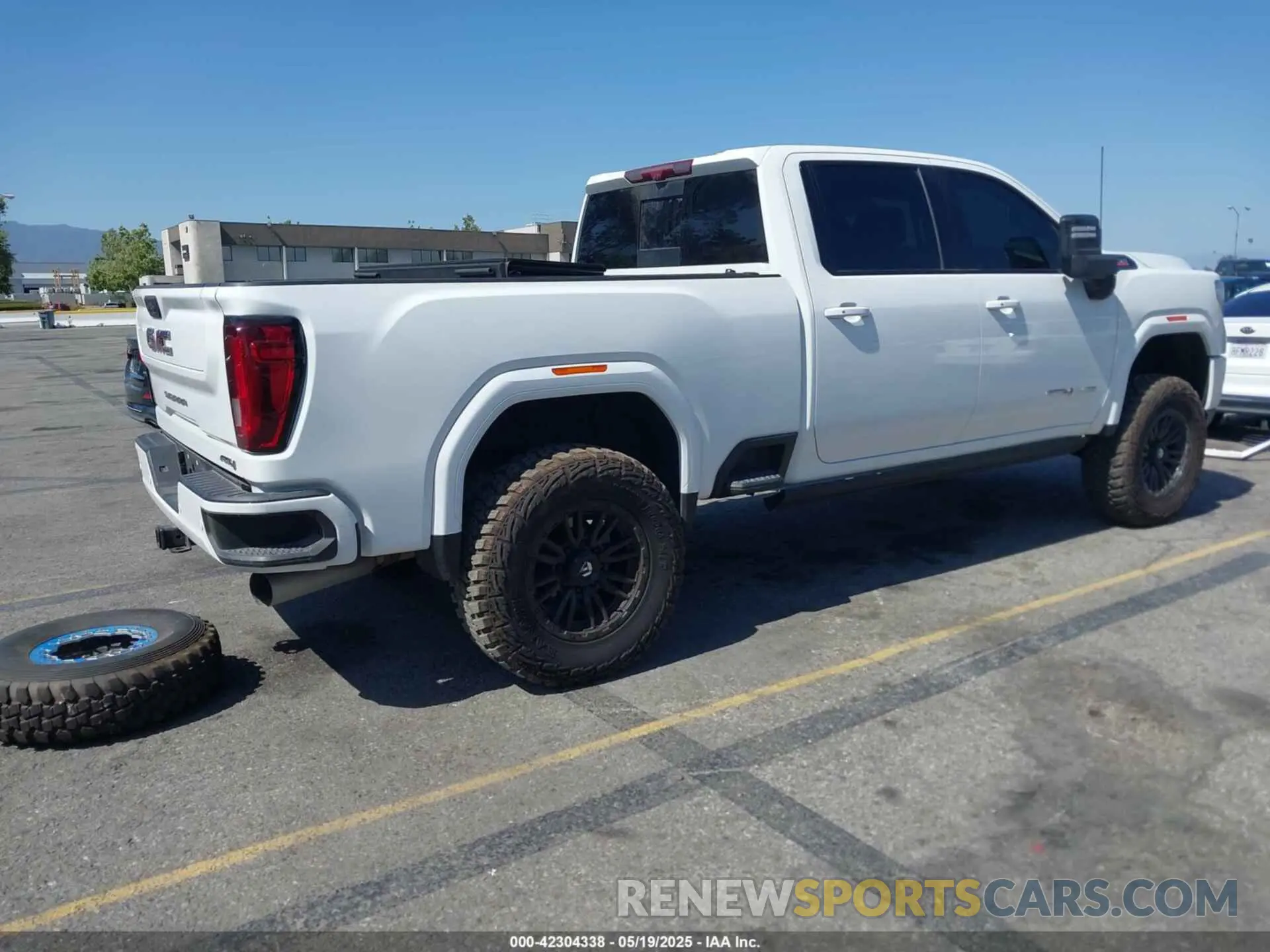 4 Photograph of a damaged car 1GT49PEY4NF305200 GMC SIERRA 2500HD 2022