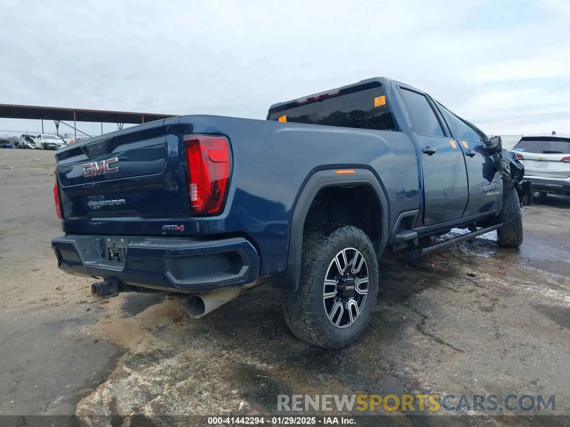 4 Photograph of a damaged car 1GT49PEY6NF154134 GMC SIERRA 2500HD 2022