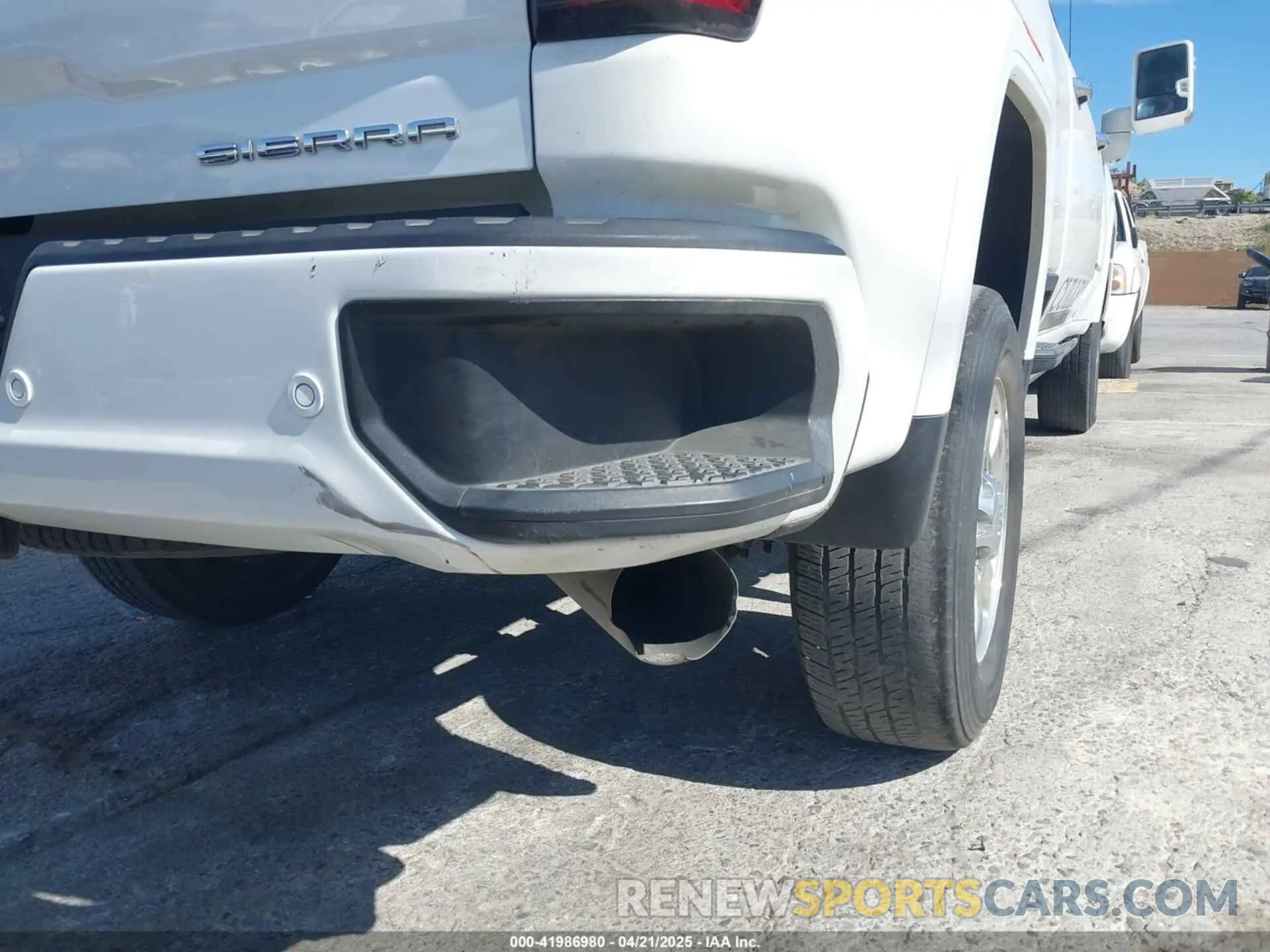 11 Photograph of a damaged car 1GT49REY0NF186119 GMC SIERRA 2500HD 2022