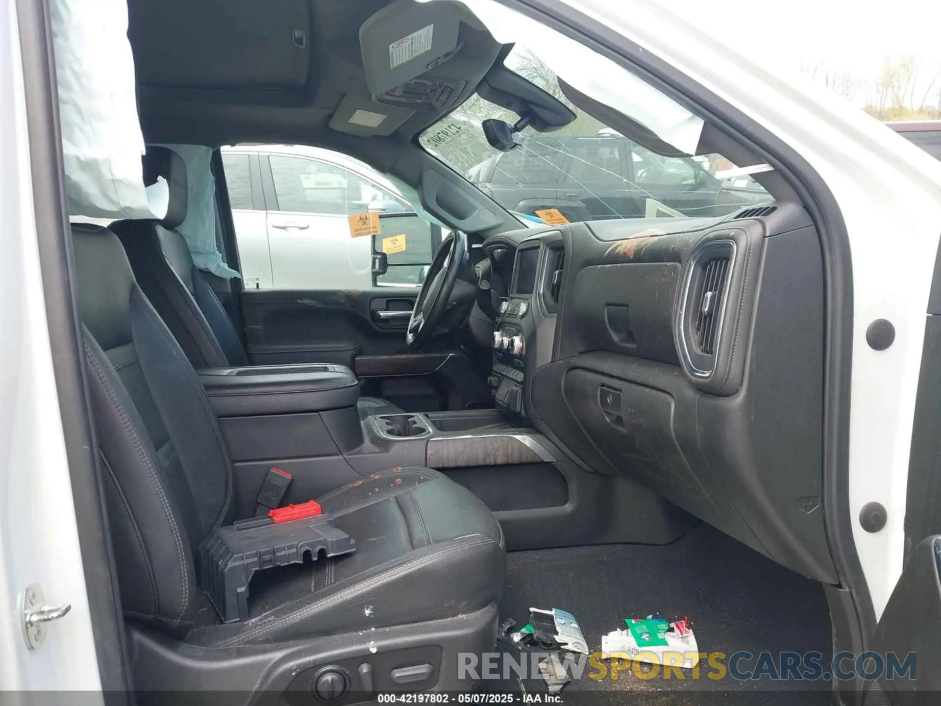 5 Photograph of a damaged car 1GT49REY3NF128540 GMC SIERRA 2500HD 2022