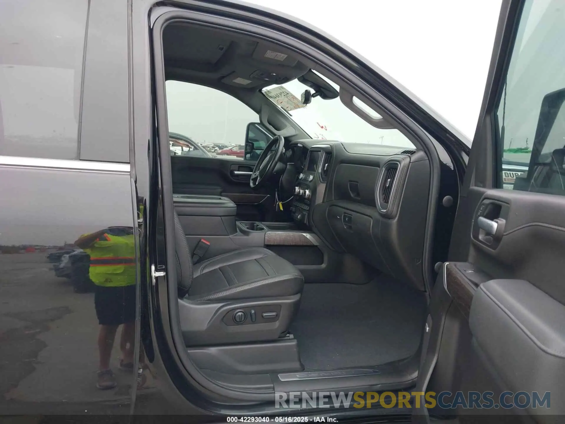 7 Photograph of a damaged car 1GT49REY8NF361815 GMC SIERRA 2500HD 2022
