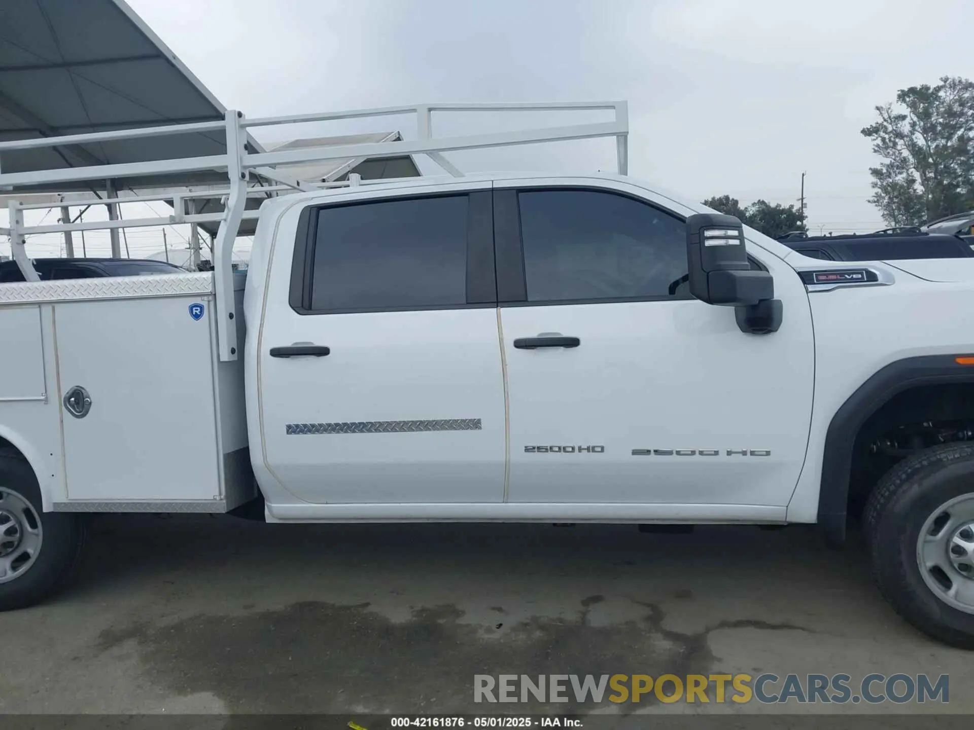 13 Photograph of a damaged car 1GT18LE79PF203383 GMC SIERRA 2500HD 2023