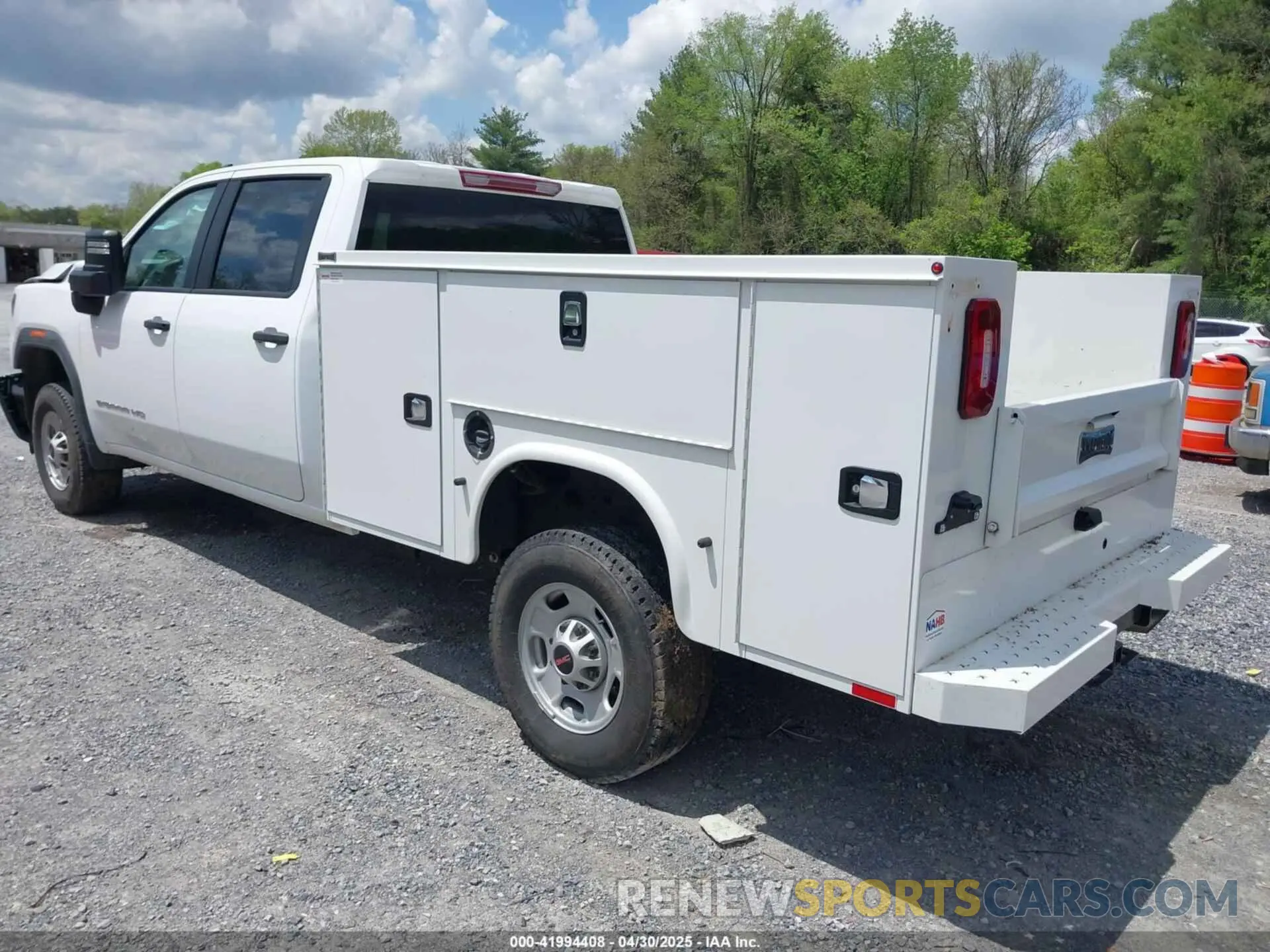 3 Photograph of a damaged car 1GD19LE71RF377220 GMC SIERRA 2500HD 2024