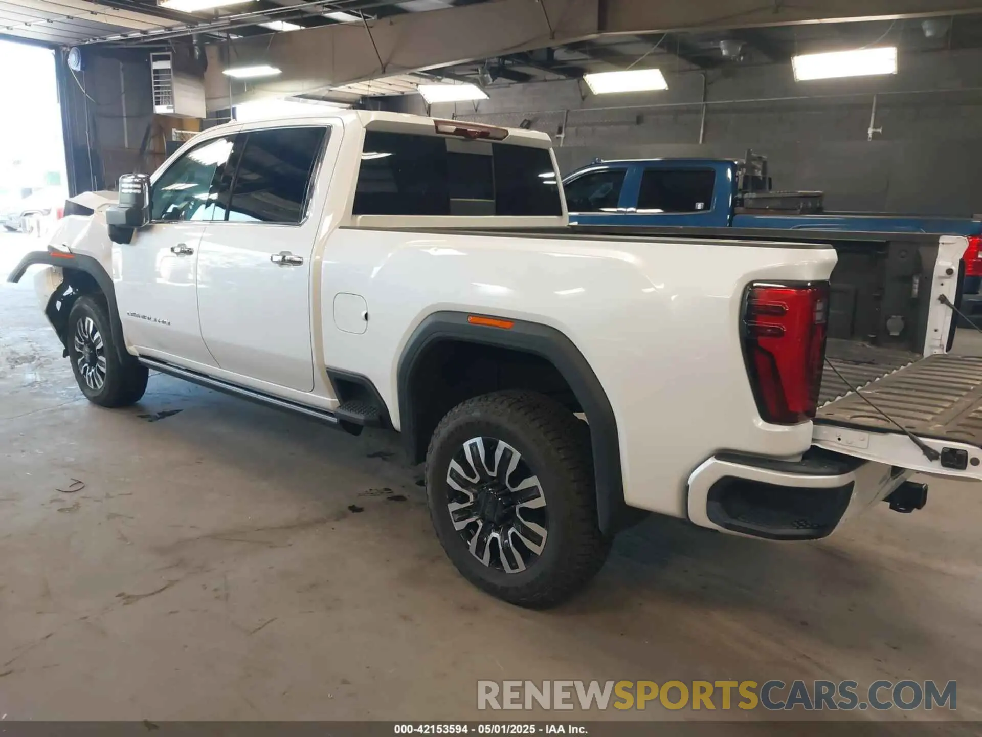 3 Photograph of a damaged car 1GT19XEY1RF301873 GMC SIERRA 2500HD 2024