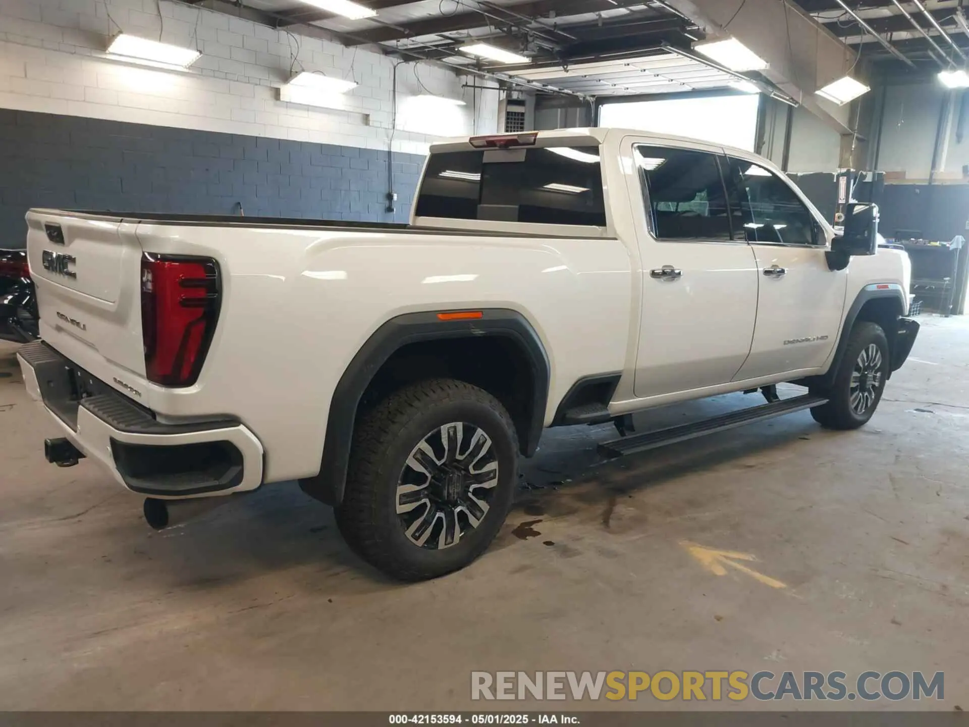 4 Photograph of a damaged car 1GT19XEY1RF301873 GMC SIERRA 2500HD 2024