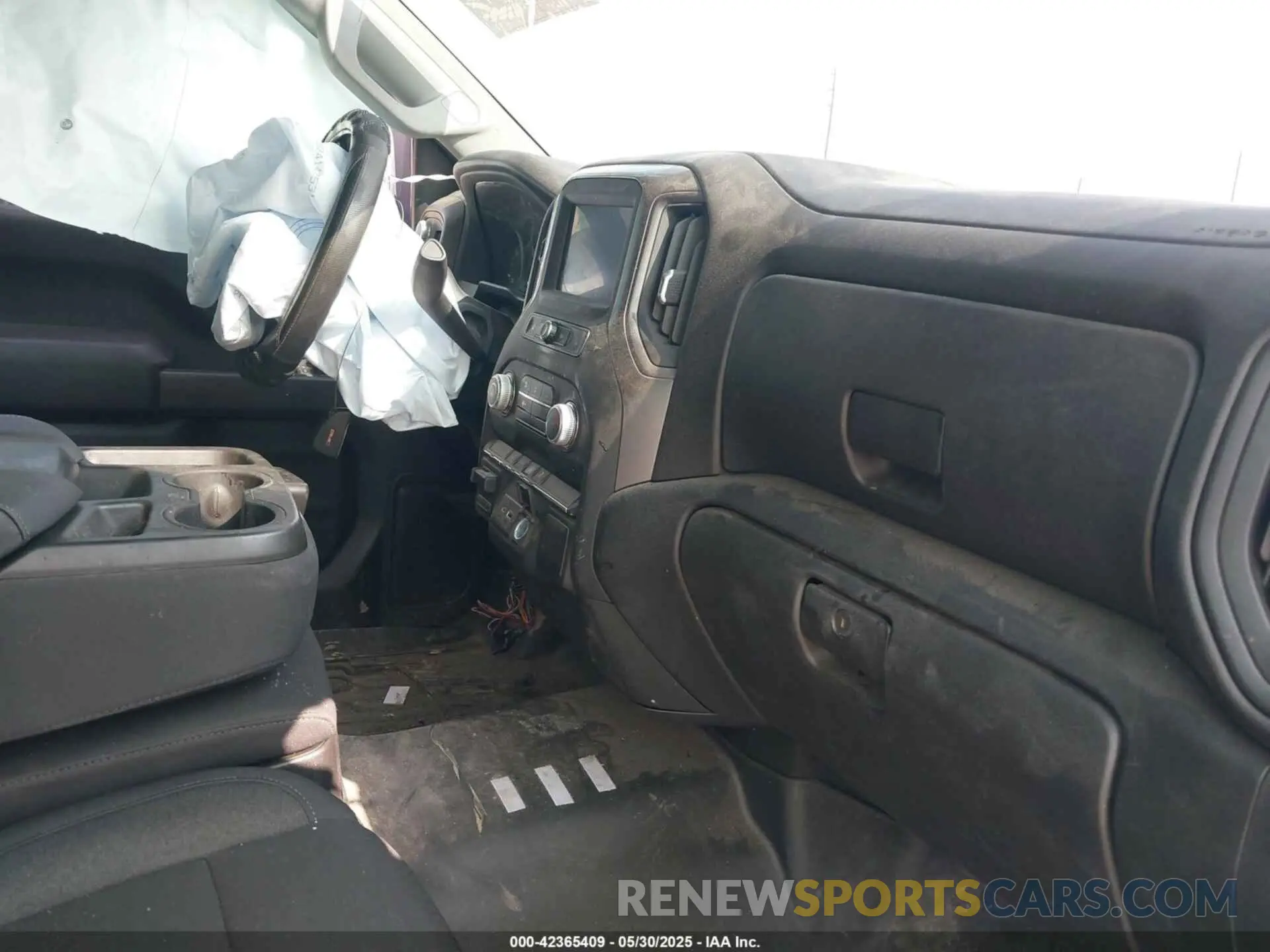 5 Photograph of a damaged car 1GT59LE72RF136949 GMC SIERRA 2500HD 2024