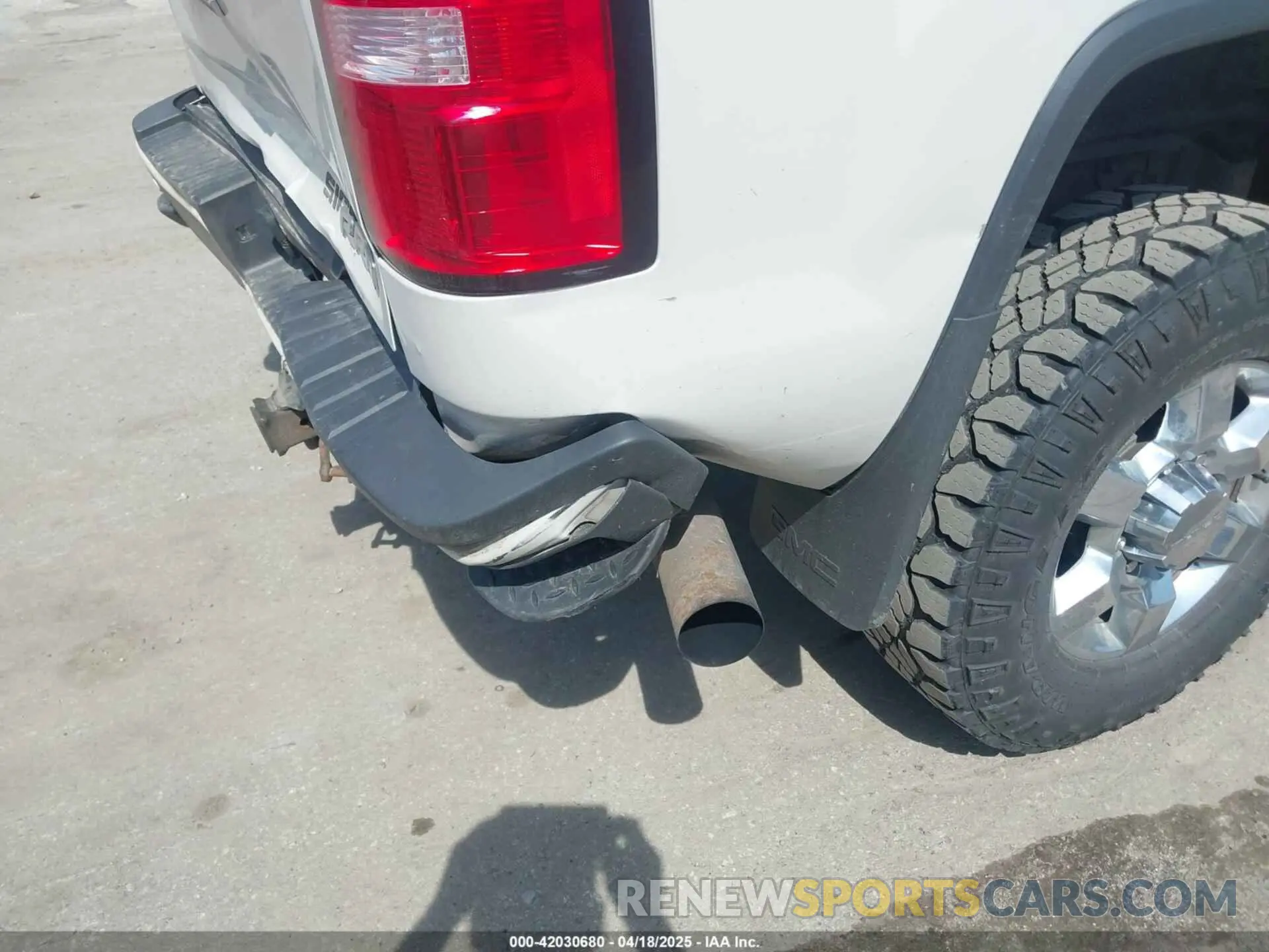 18 Photograph of a damaged car 1GT42WEY4KF100549 GMC SIERRA 3500HD 2019