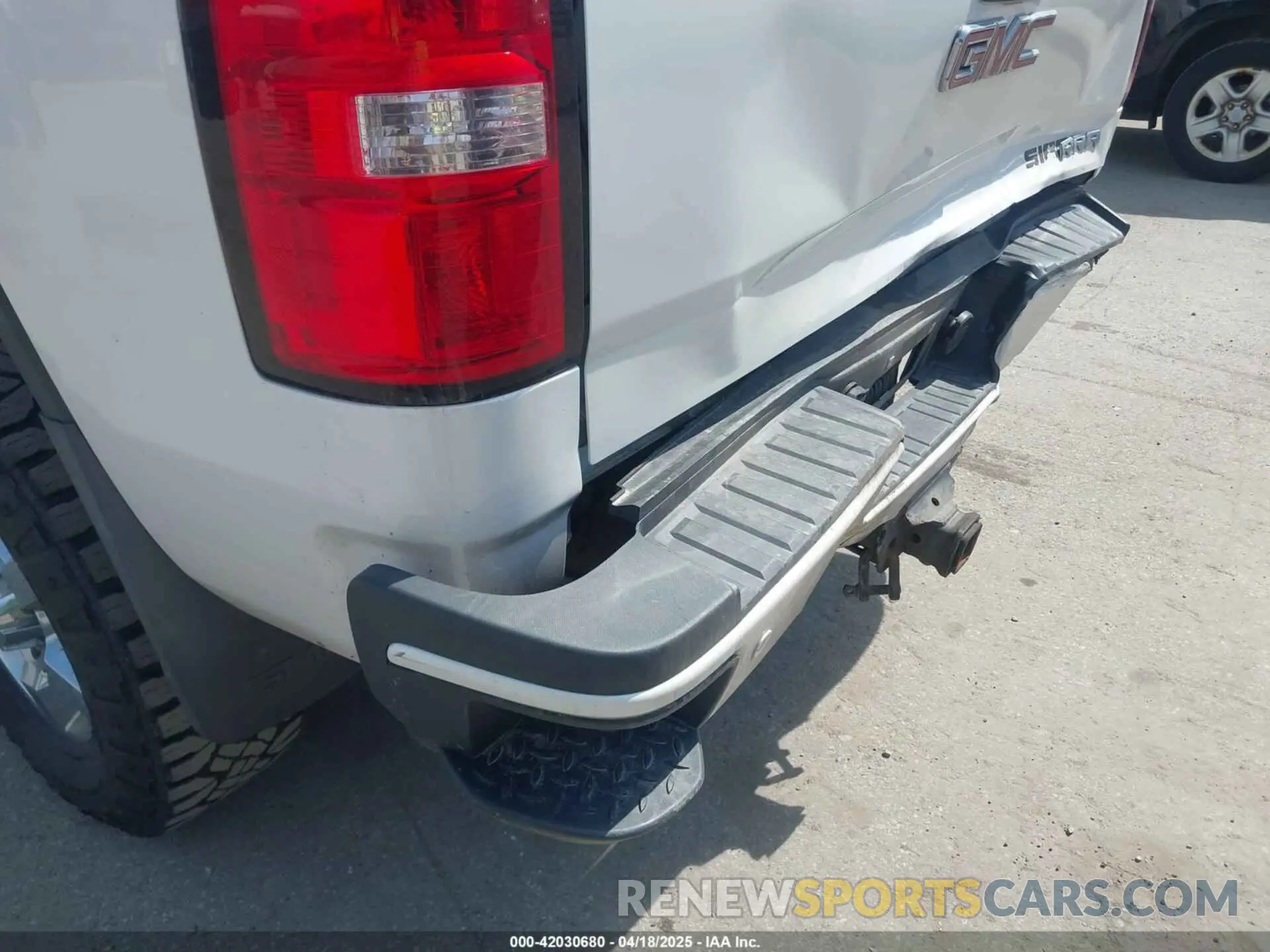19 Photograph of a damaged car 1GT42WEY4KF100549 GMC SIERRA 3500HD 2019