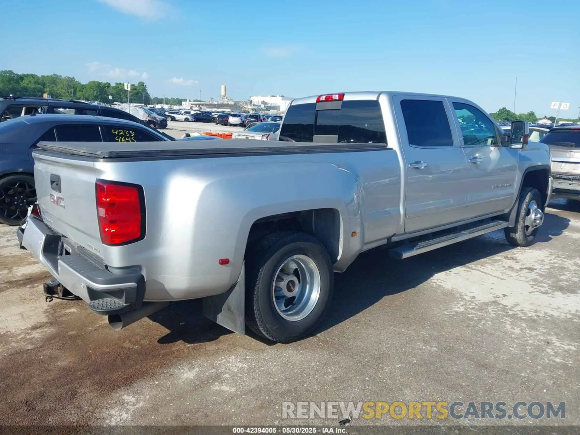 4 Photograph of a damaged car 1GT42WEY7KF271750 GMC SIERRA 3500HD 2019
