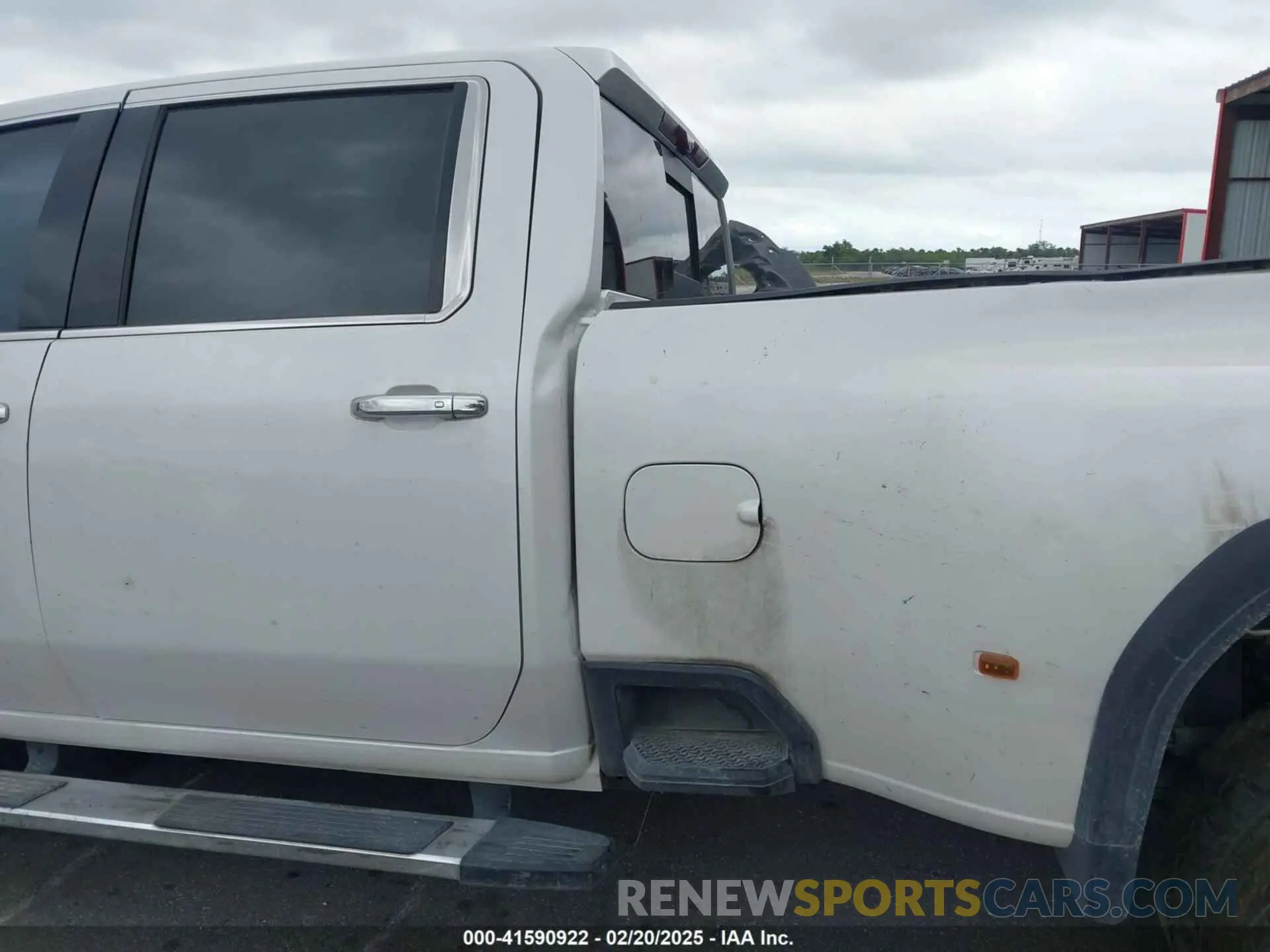 18 Photograph of a damaged car 1GT49WEY7MF181559 GMC SIERRA 3500HD 2021