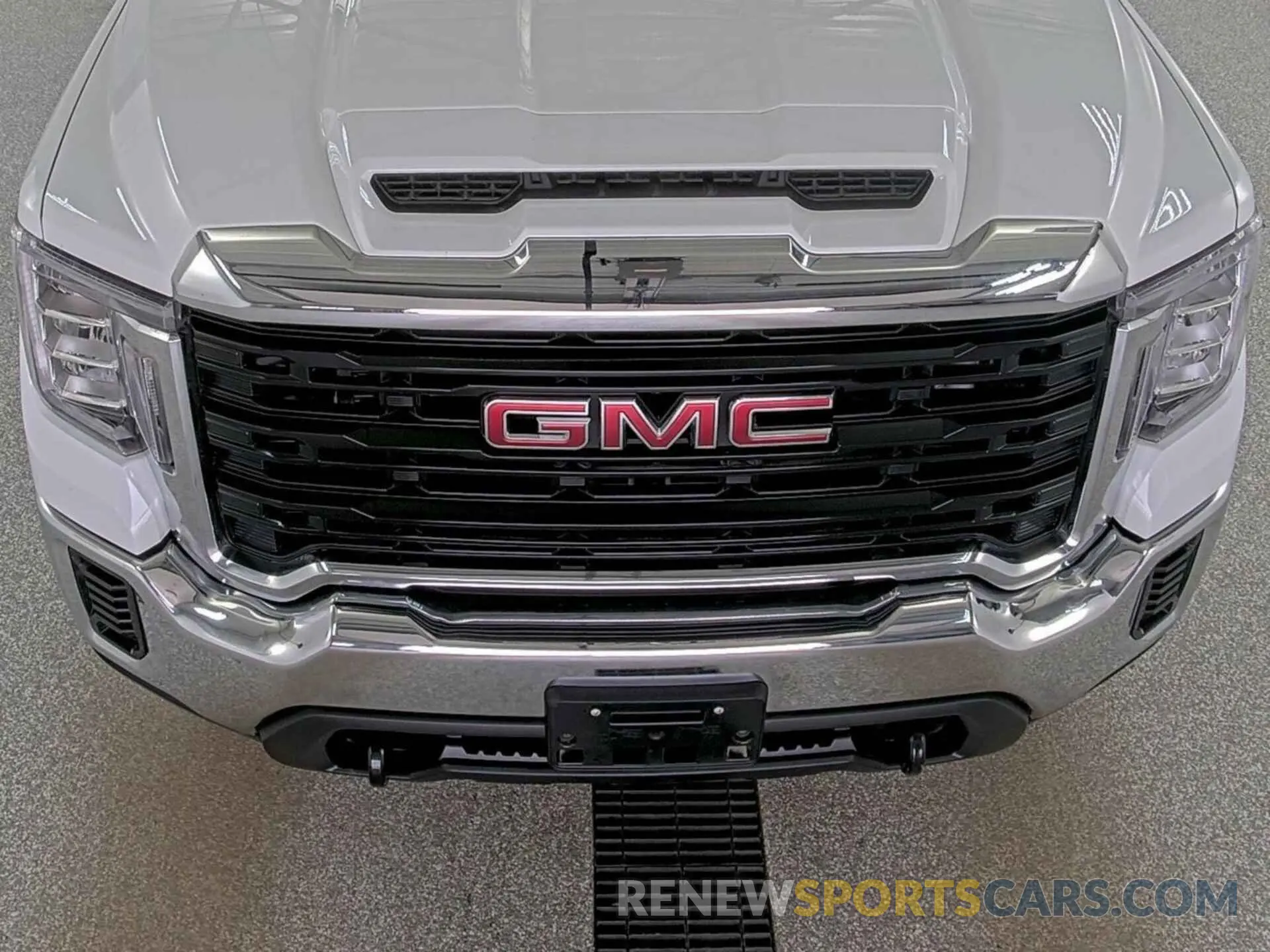 28 Photograph of a damaged car 1GT39SE71NF332098 GMC SIERRA 3500HD 2022