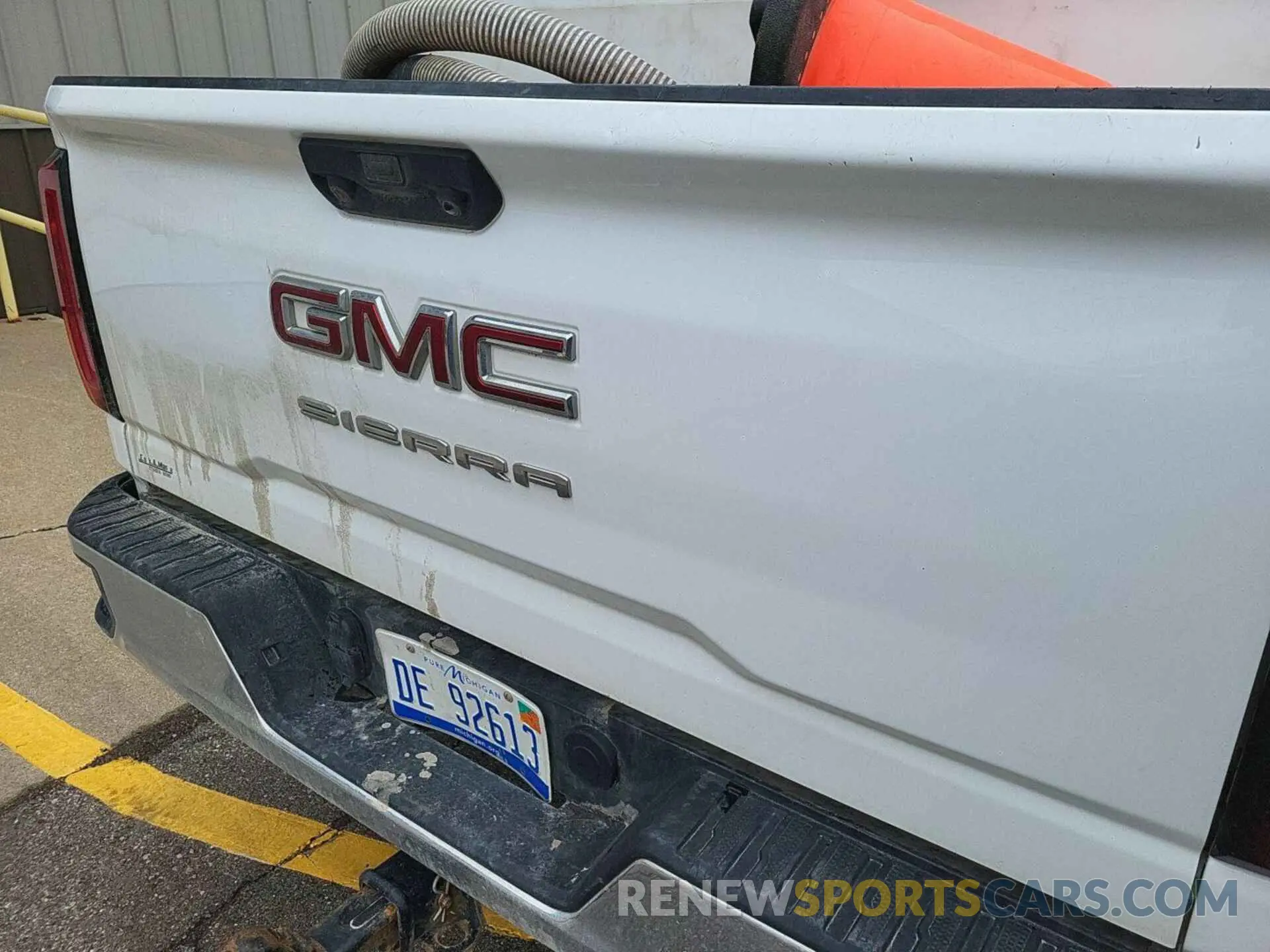 31 Photograph of a damaged car 1GT39SE71NF332098 GMC SIERRA 3500HD 2022