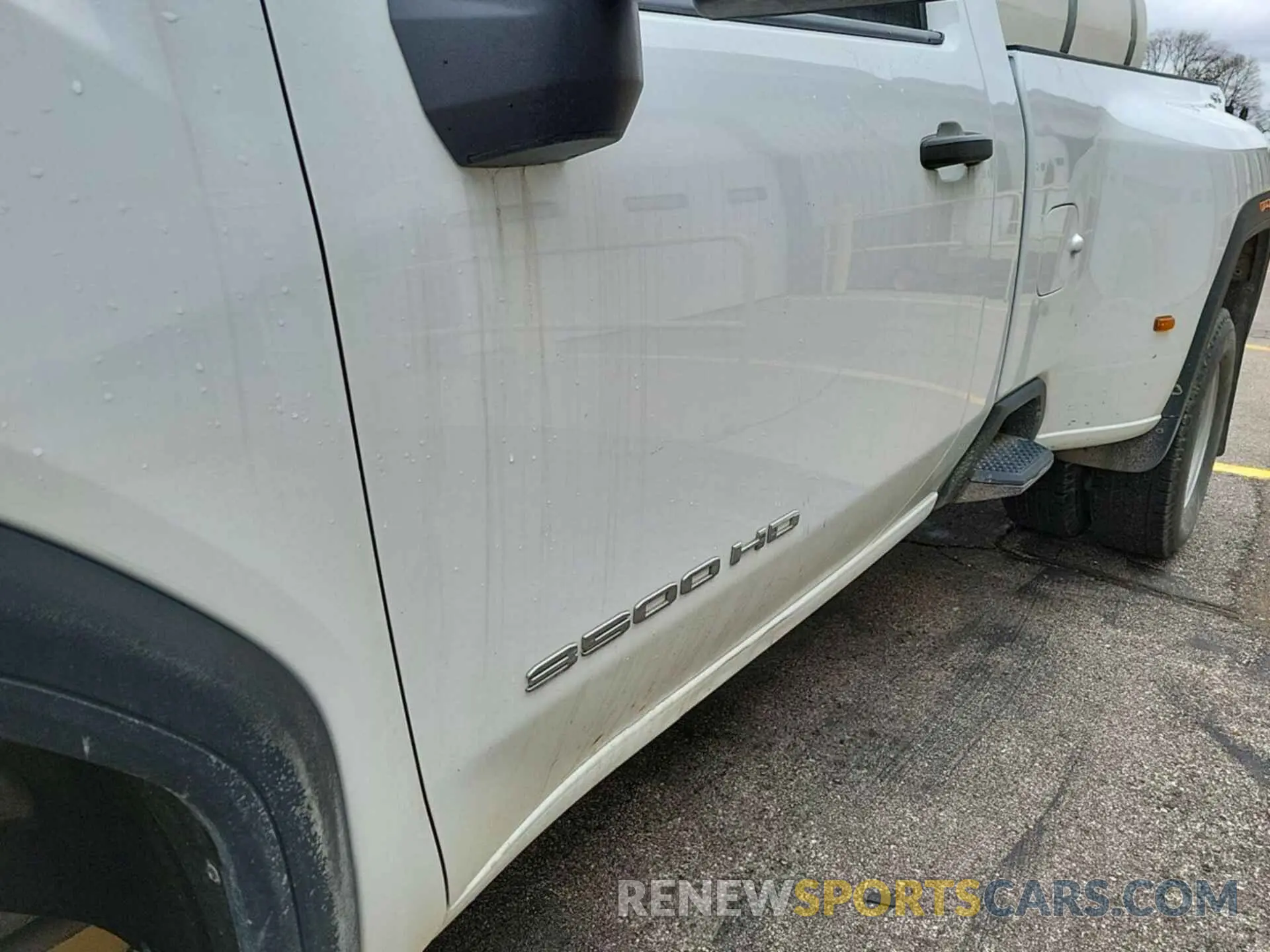 33 Photograph of a damaged car 1GT39SE71NF332098 GMC SIERRA 3500HD 2022