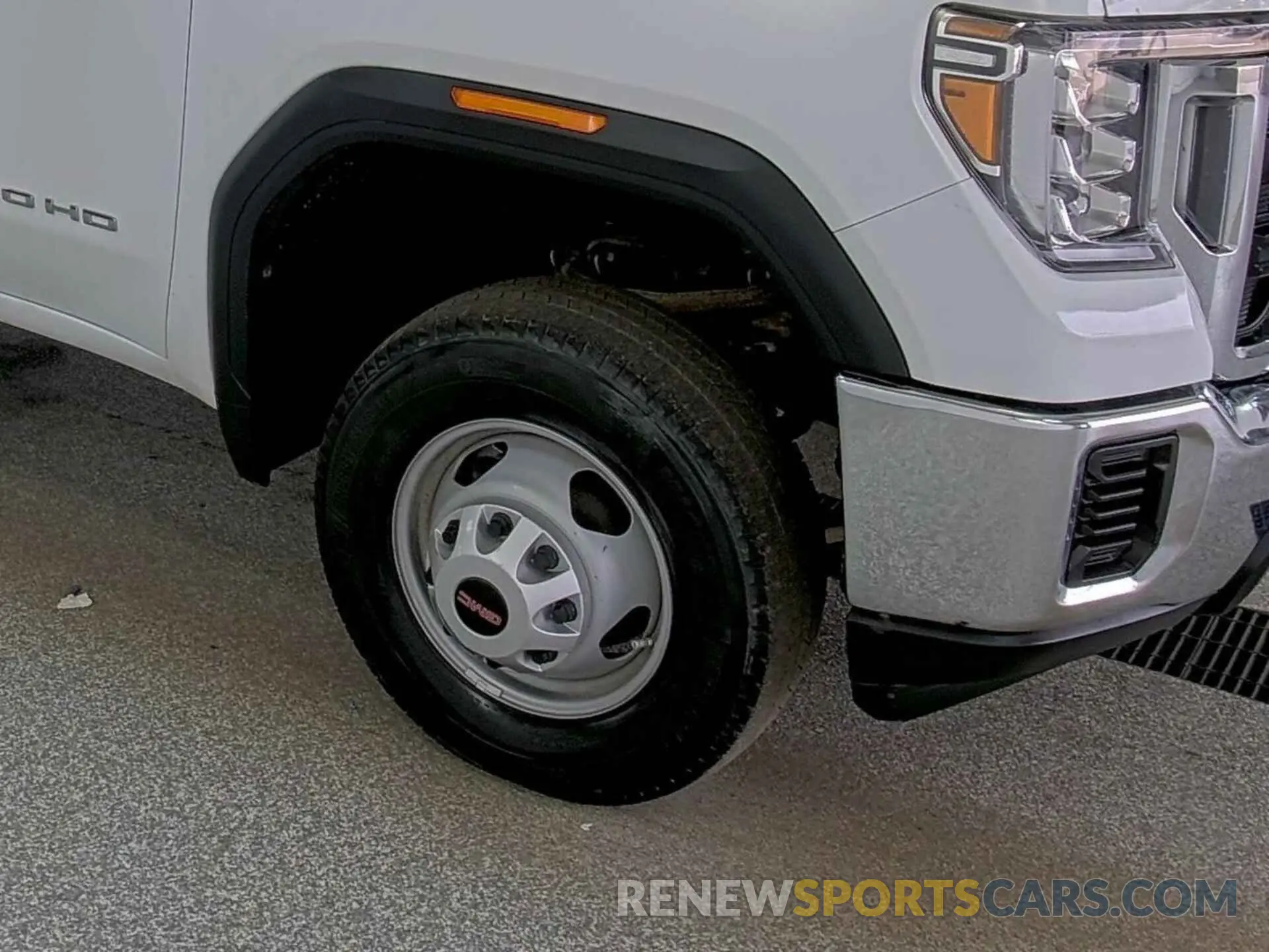 36 Photograph of a damaged car 1GT39SE71NF332098 GMC SIERRA 3500HD 2022