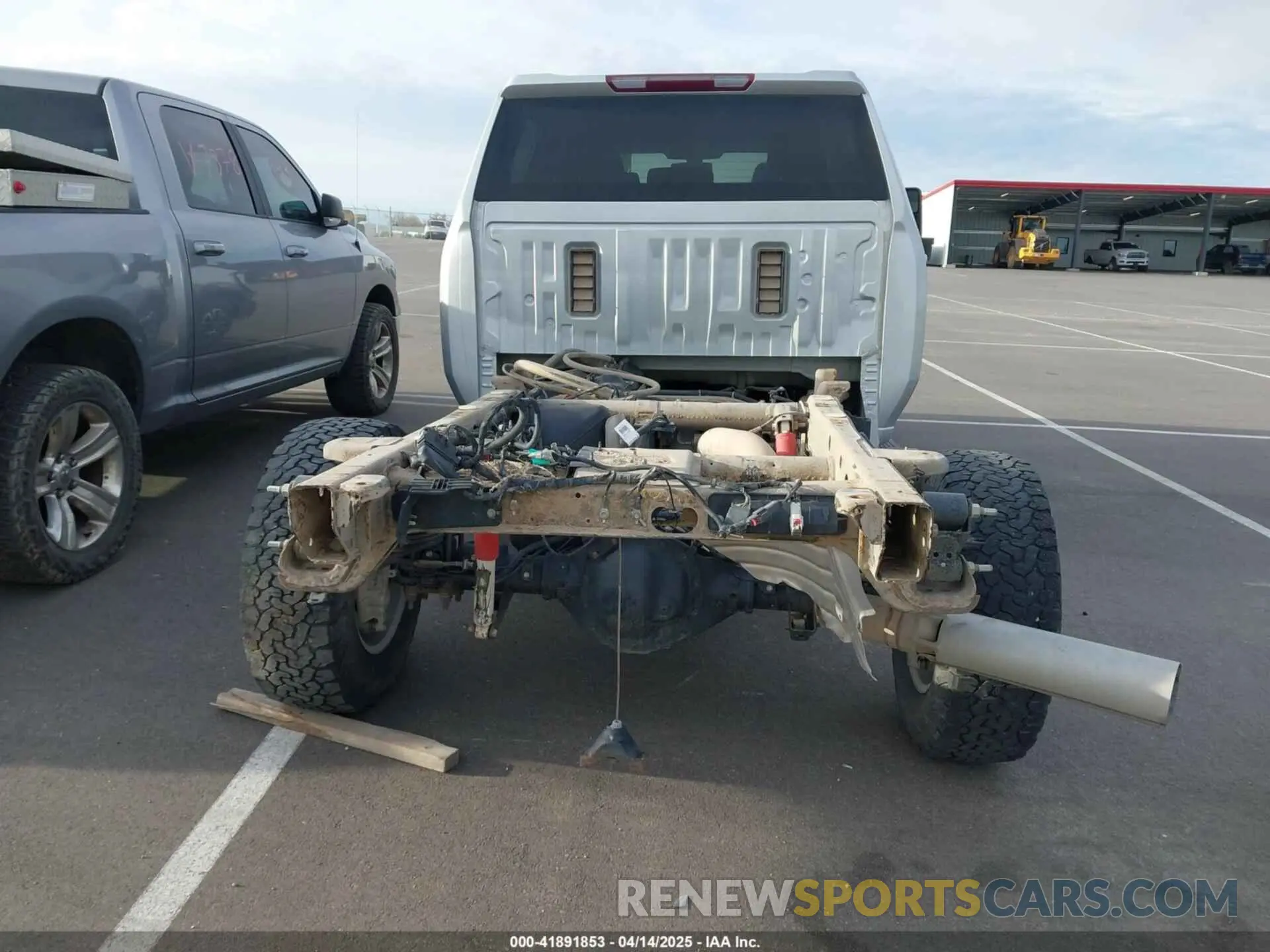 17 Photograph of a damaged car 1GT49TEY3NF101075 GMC SIERRA 3500HD 2022