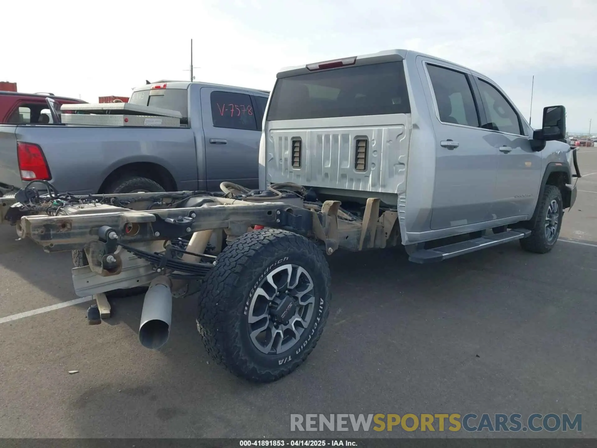 4 Photograph of a damaged car 1GT49TEY3NF101075 GMC SIERRA 3500HD 2022
