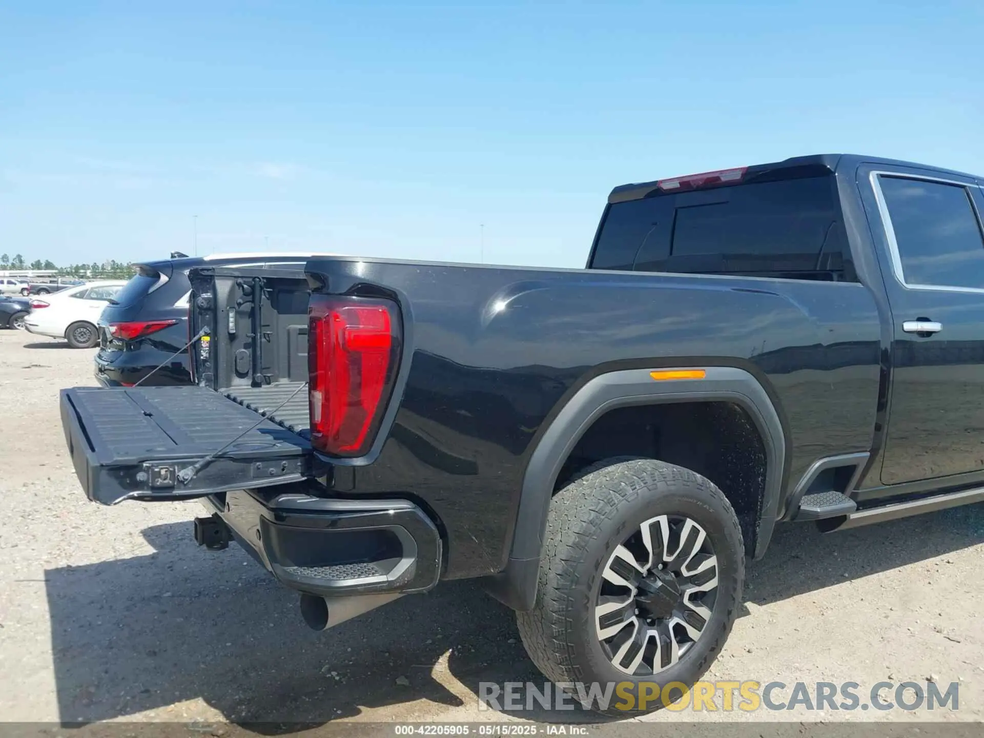 17 Photograph of a damaged car 1GT49WEY4NF268613 GMC SIERRA 3500HD 2022