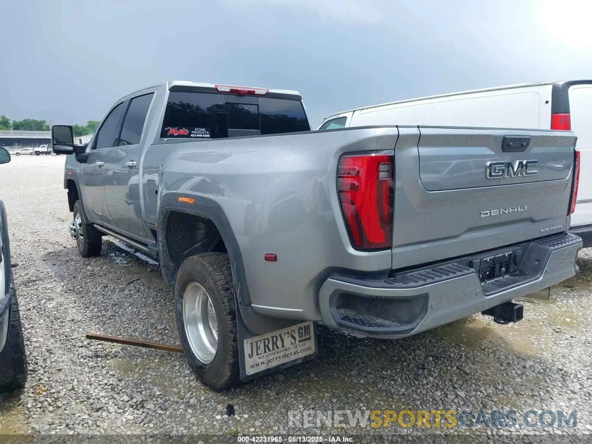 3 Photograph of a damaged car 1GT4UYEYXSF165685 GMC SIERRA 3500HD 2025