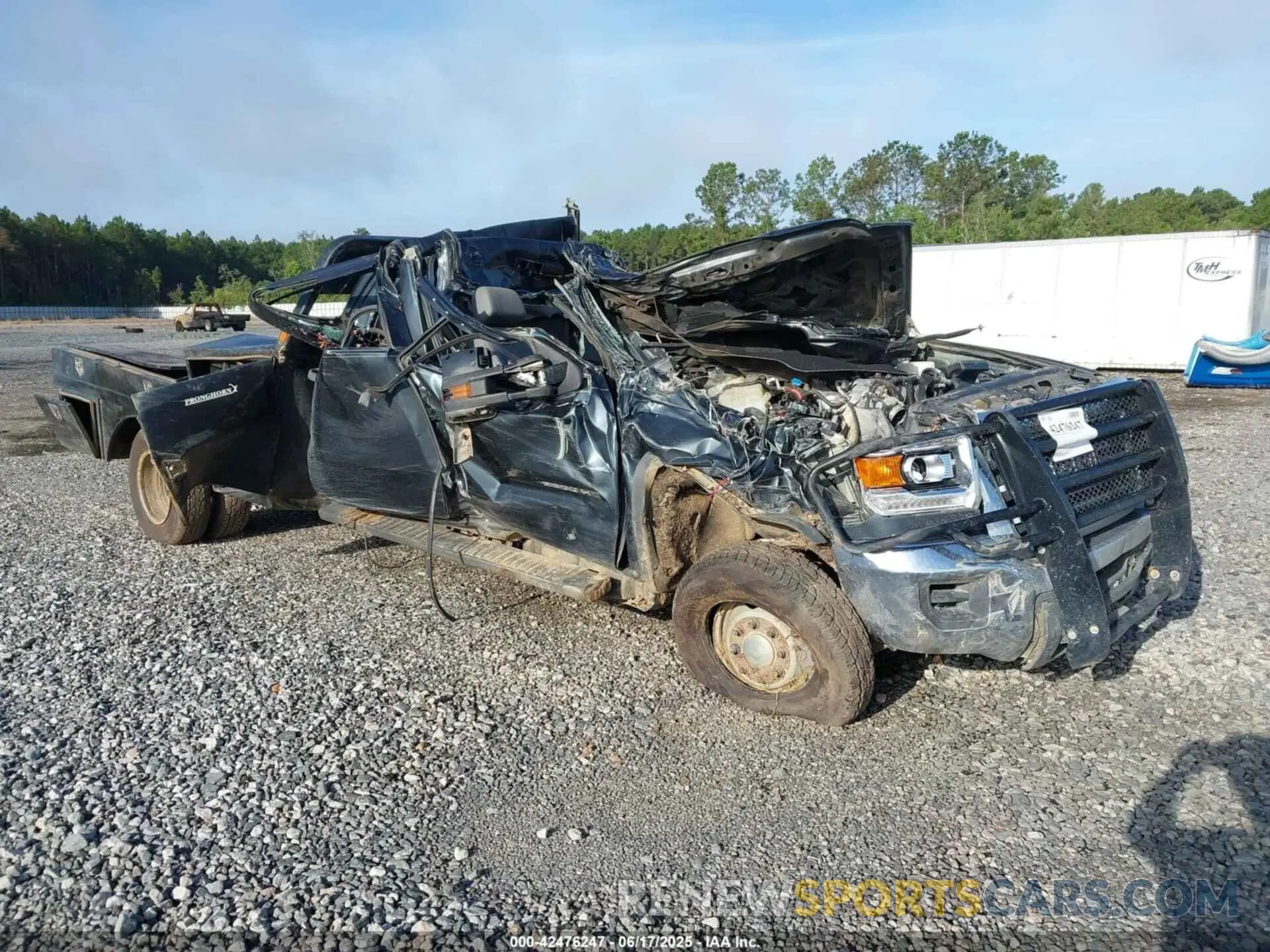 1 Photograph of a damaged car 1GD42TCY2KF160505 GMC SIERRA 3500HD CHASSIS 2019