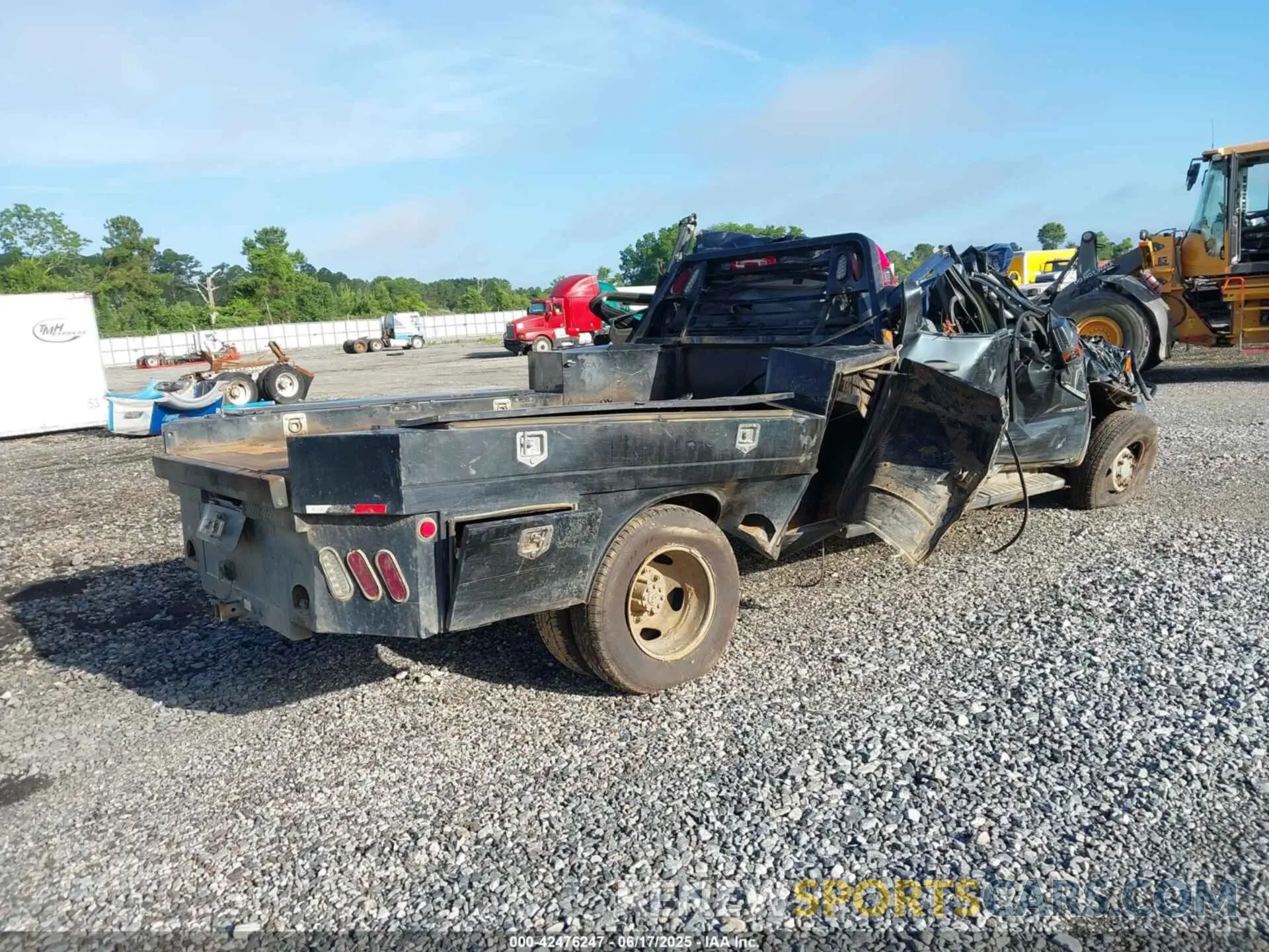 4 Photograph of a damaged car 1GD42TCY2KF160505 GMC SIERRA 3500HD CHASSIS 2019